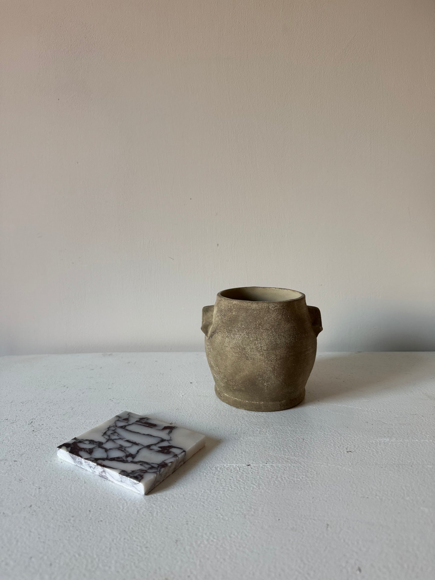 EARTH | earthy brown handle detail pot