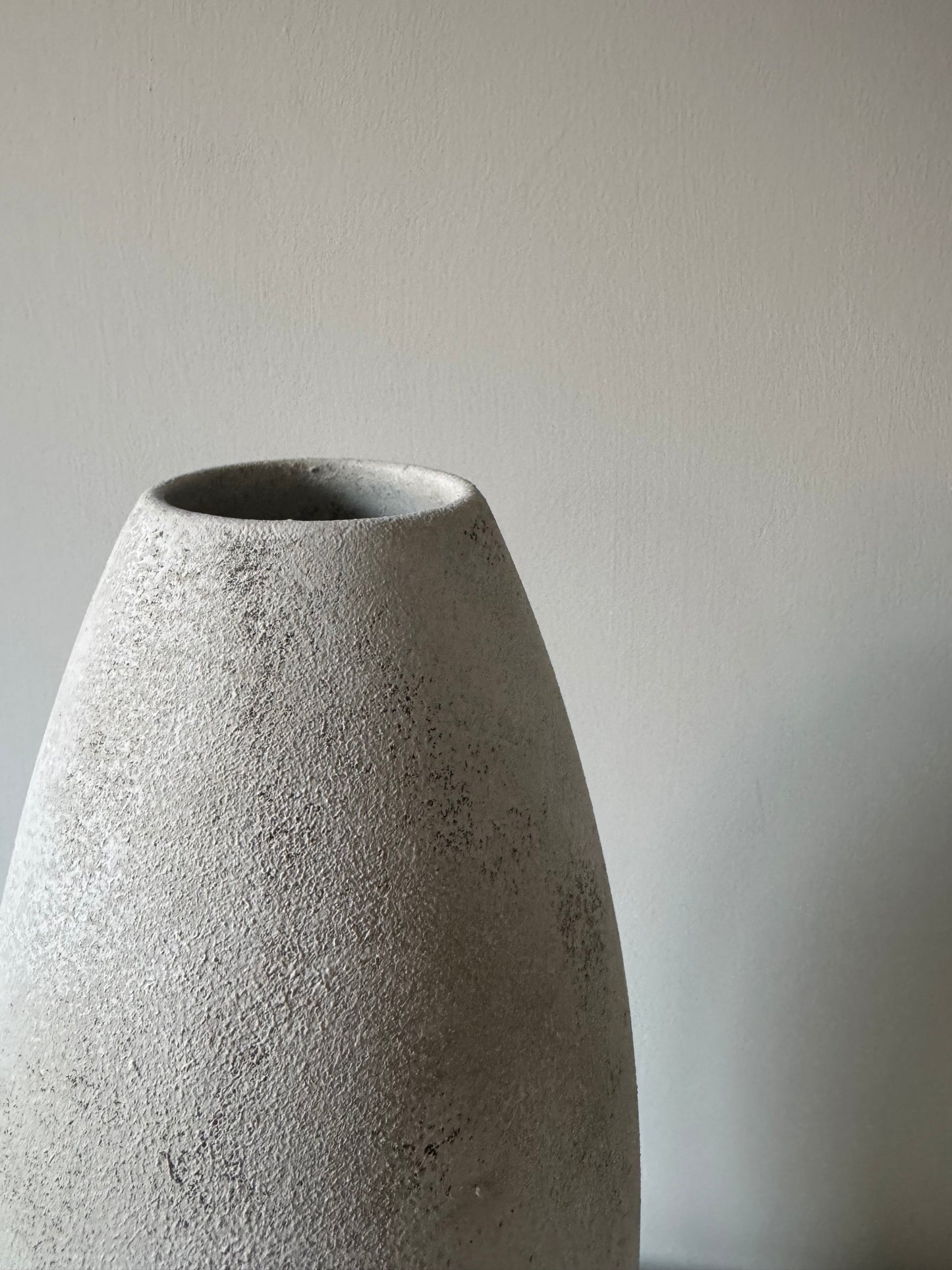 CLOUD | stone effect off-white/beige slim vase