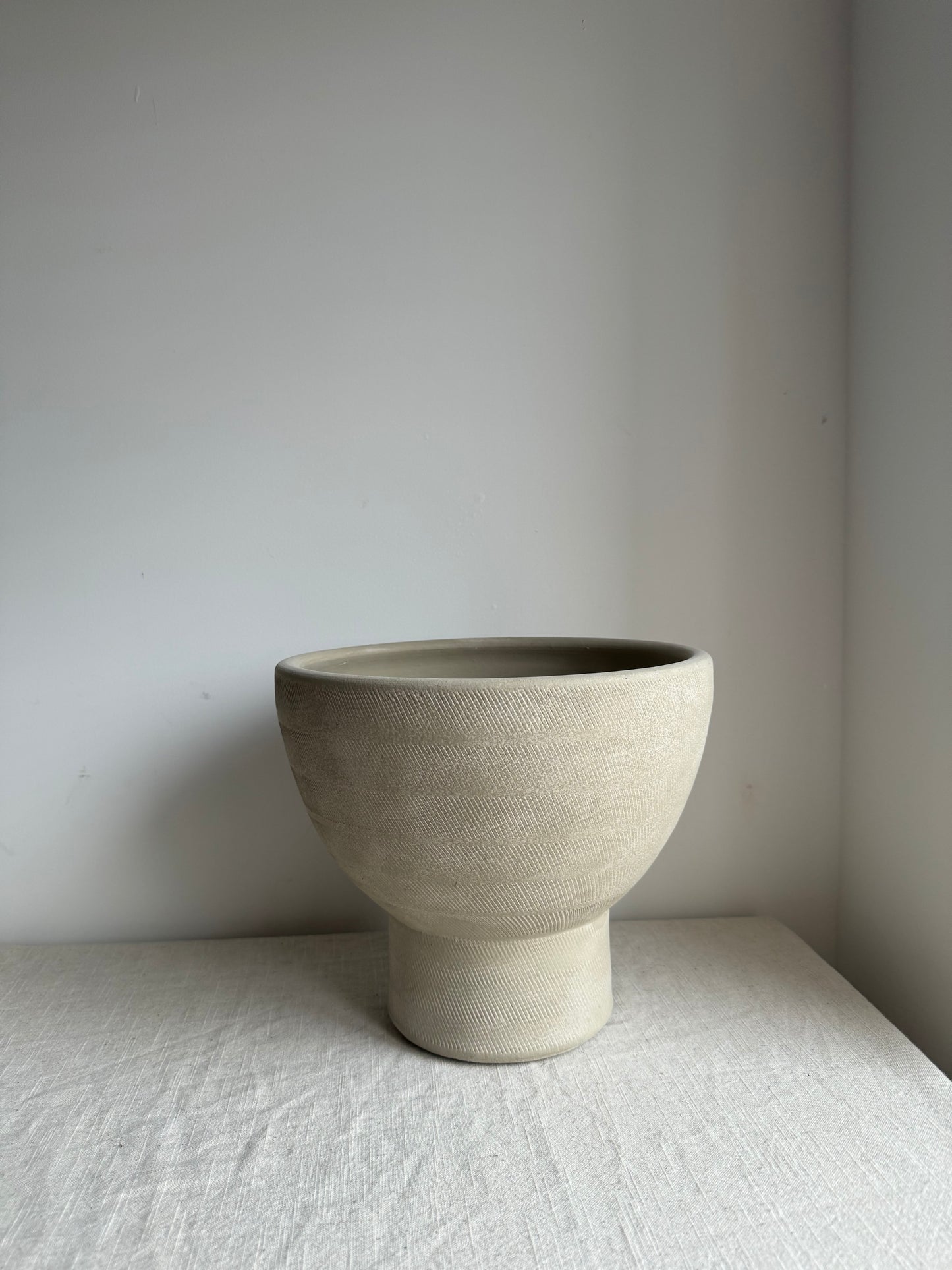 CLOUD | beige line detail pedestal planter/pot