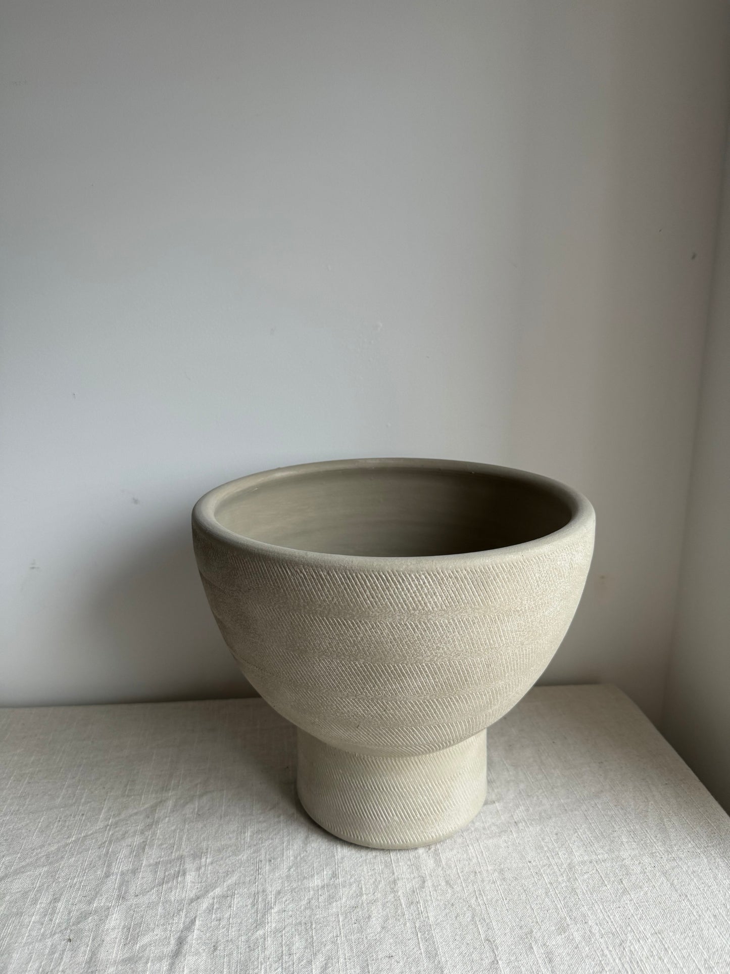 CLOUD | beige line detail pedestal planter/pot