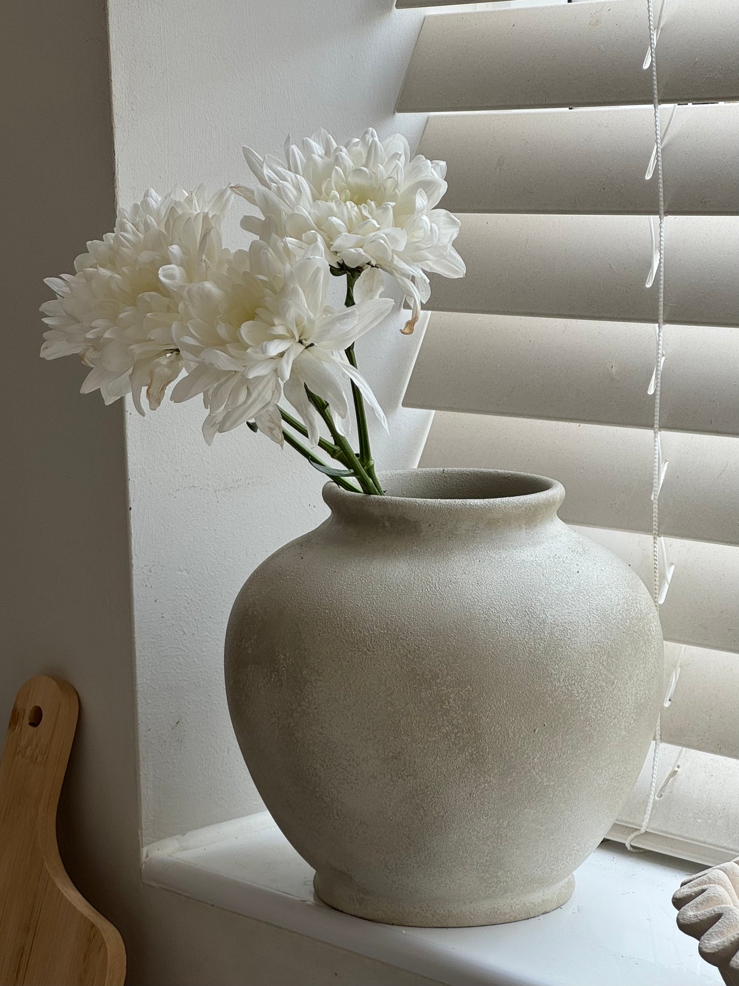Up-cycled | WATERTIGHT light beige stone-effect rounded vase