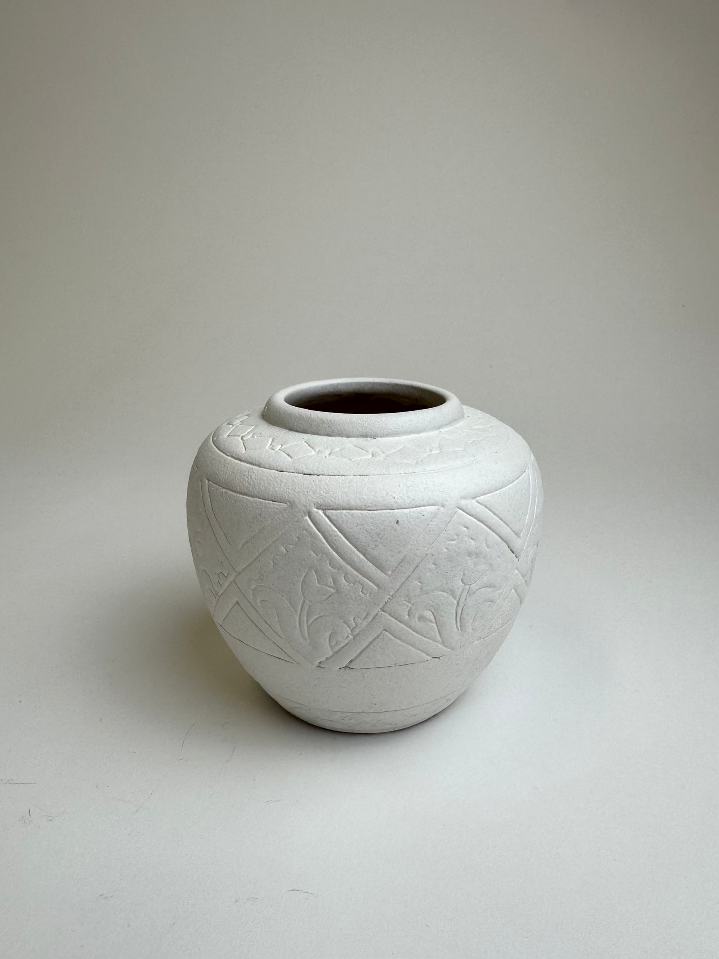 Up-cycled | Off-white geometric pattern urn