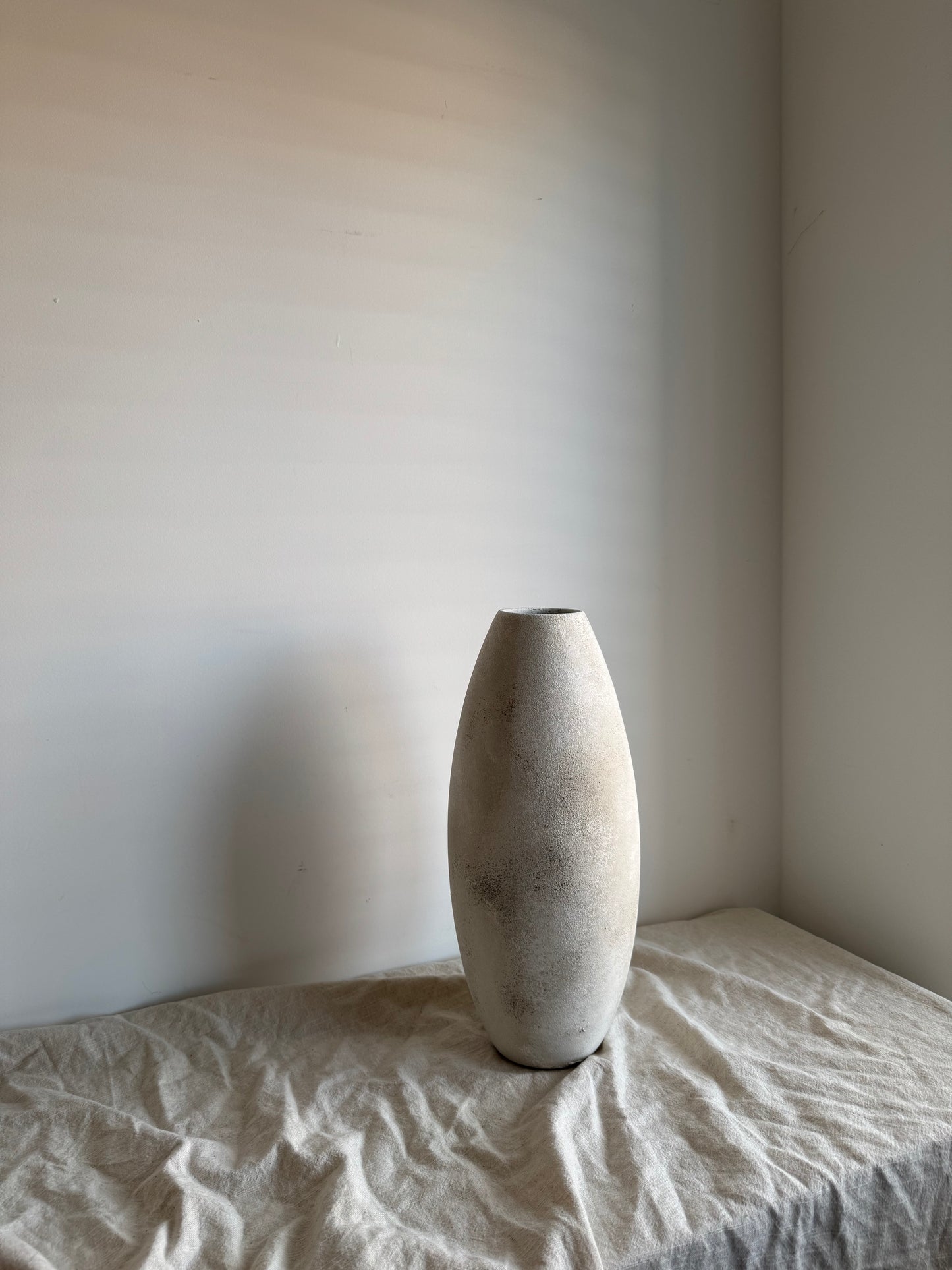 CLOUD | stone effect off-white/beige slim vase
