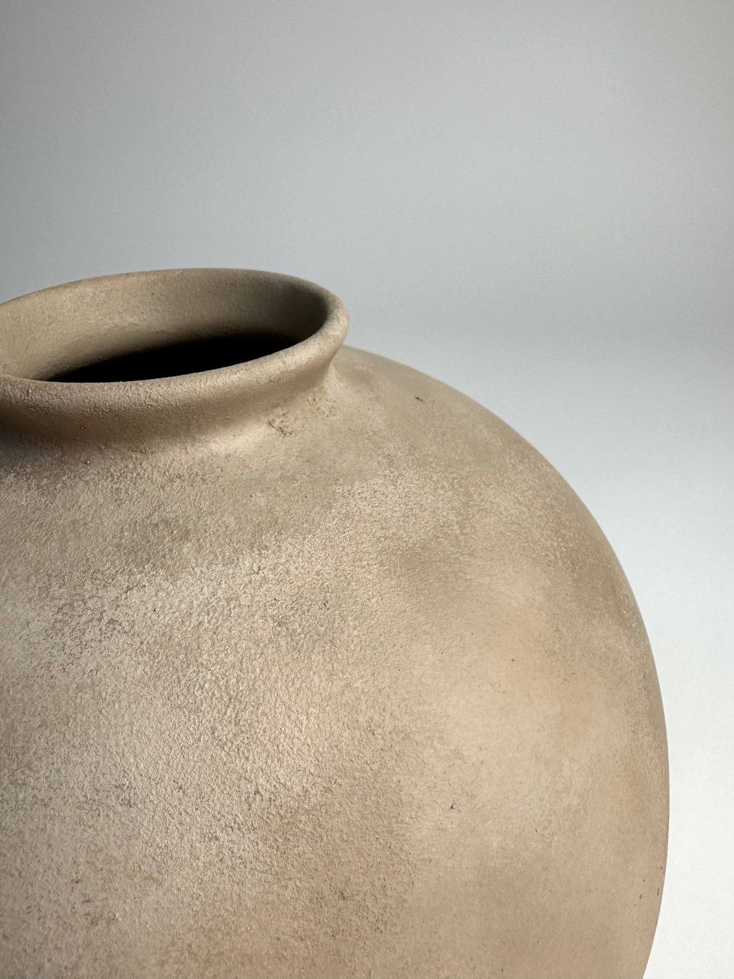 Up-cycled | WATERTIGHT light beige large rounded vase