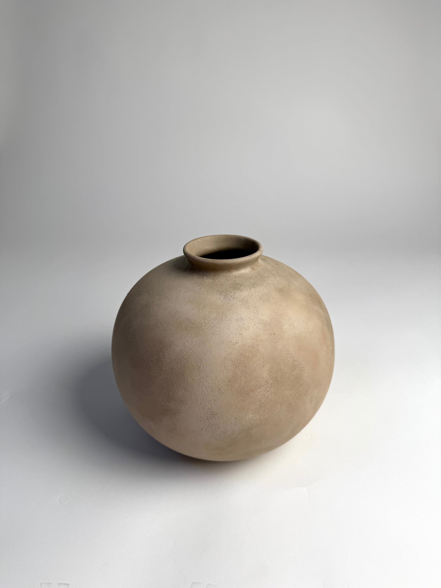 Up-cycled | WATERTIGHT light beige large rounded vase