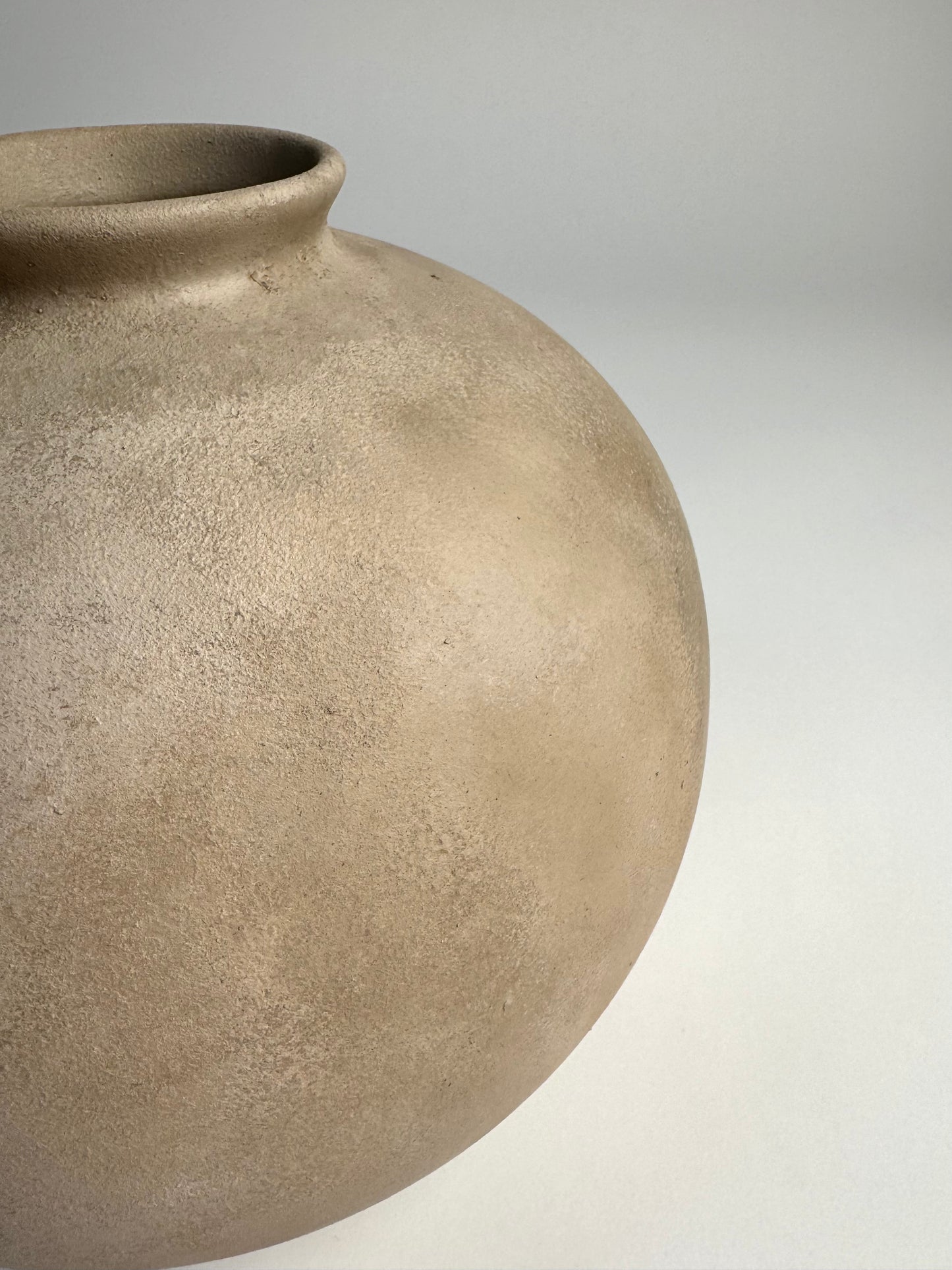 Up-cycled | WATERTIGHT light beige large rounded vase