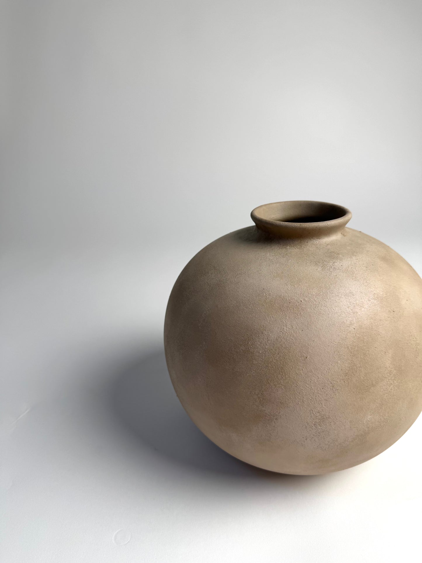 Up-cycled | WATERTIGHT light beige large rounded vase