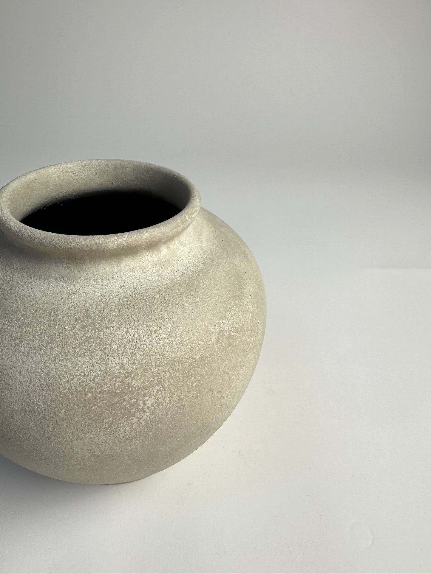 Up-cycled | WATERTIGHT light beige stone-effect rounded vase