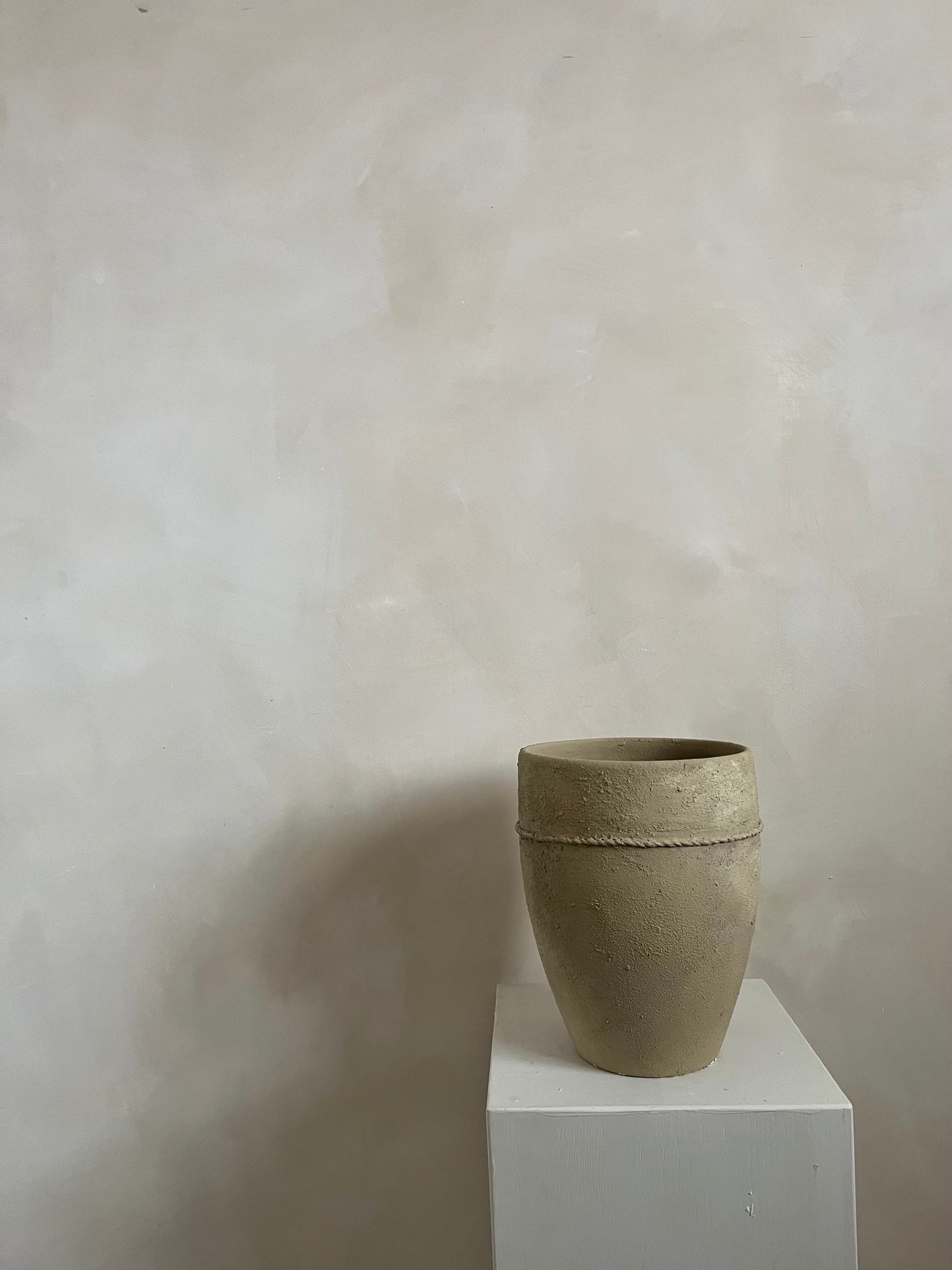 EARTH  | line detail brown-beige lightly textured pot