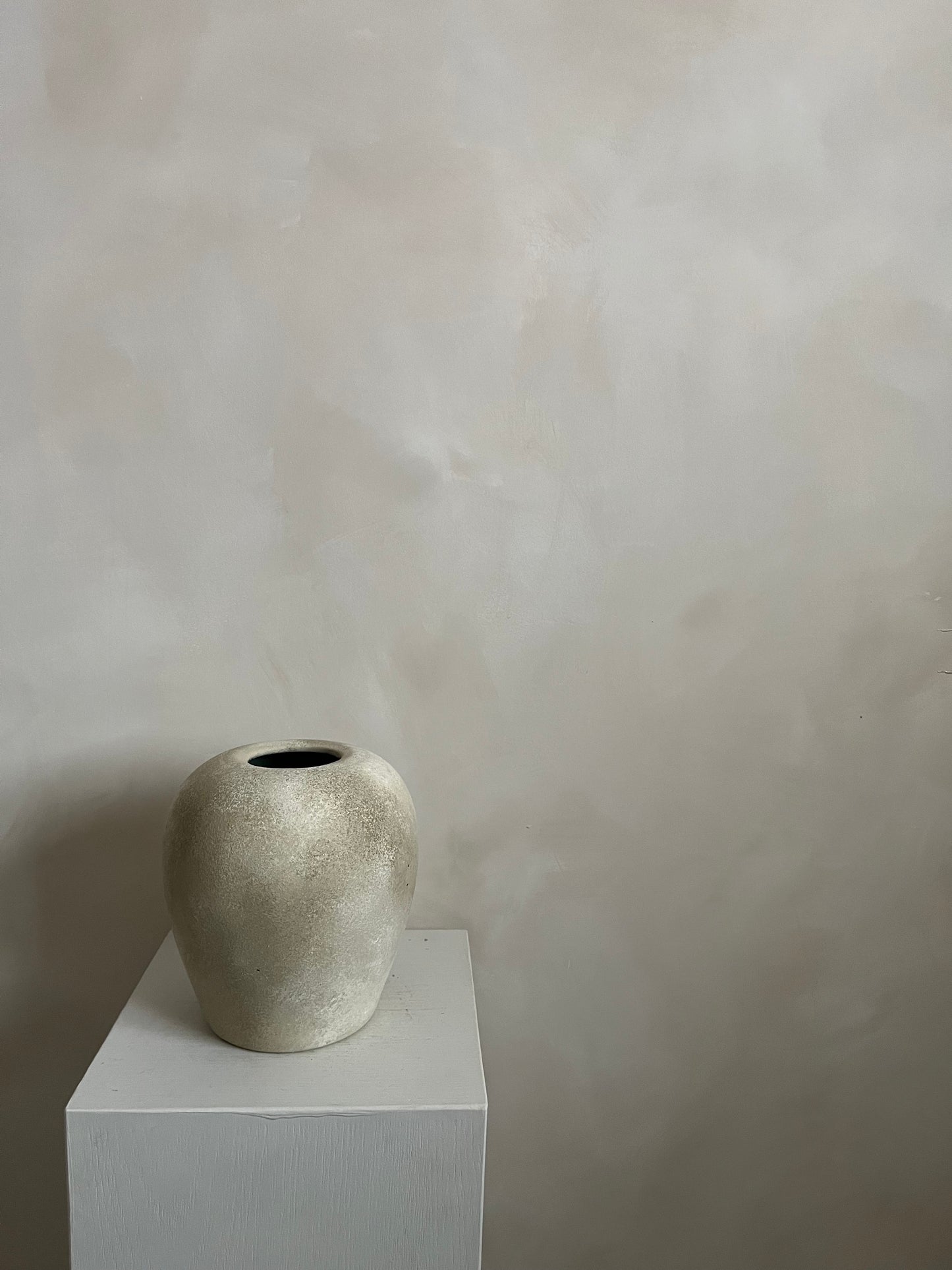 CLOUD  |  stone effect round textured pot