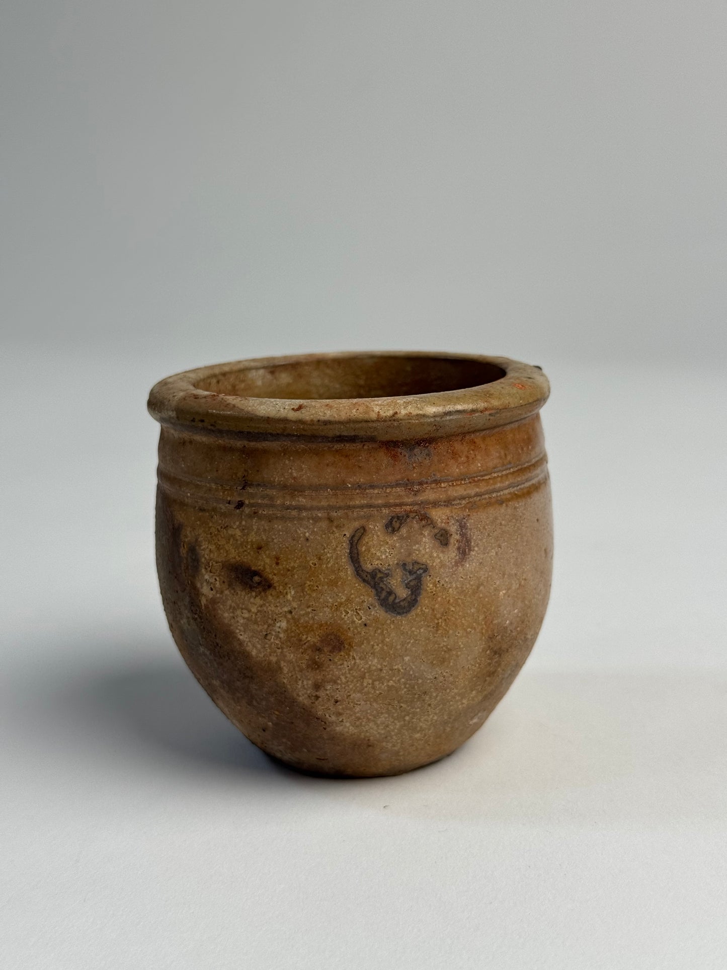 Small vintage pinch pot
