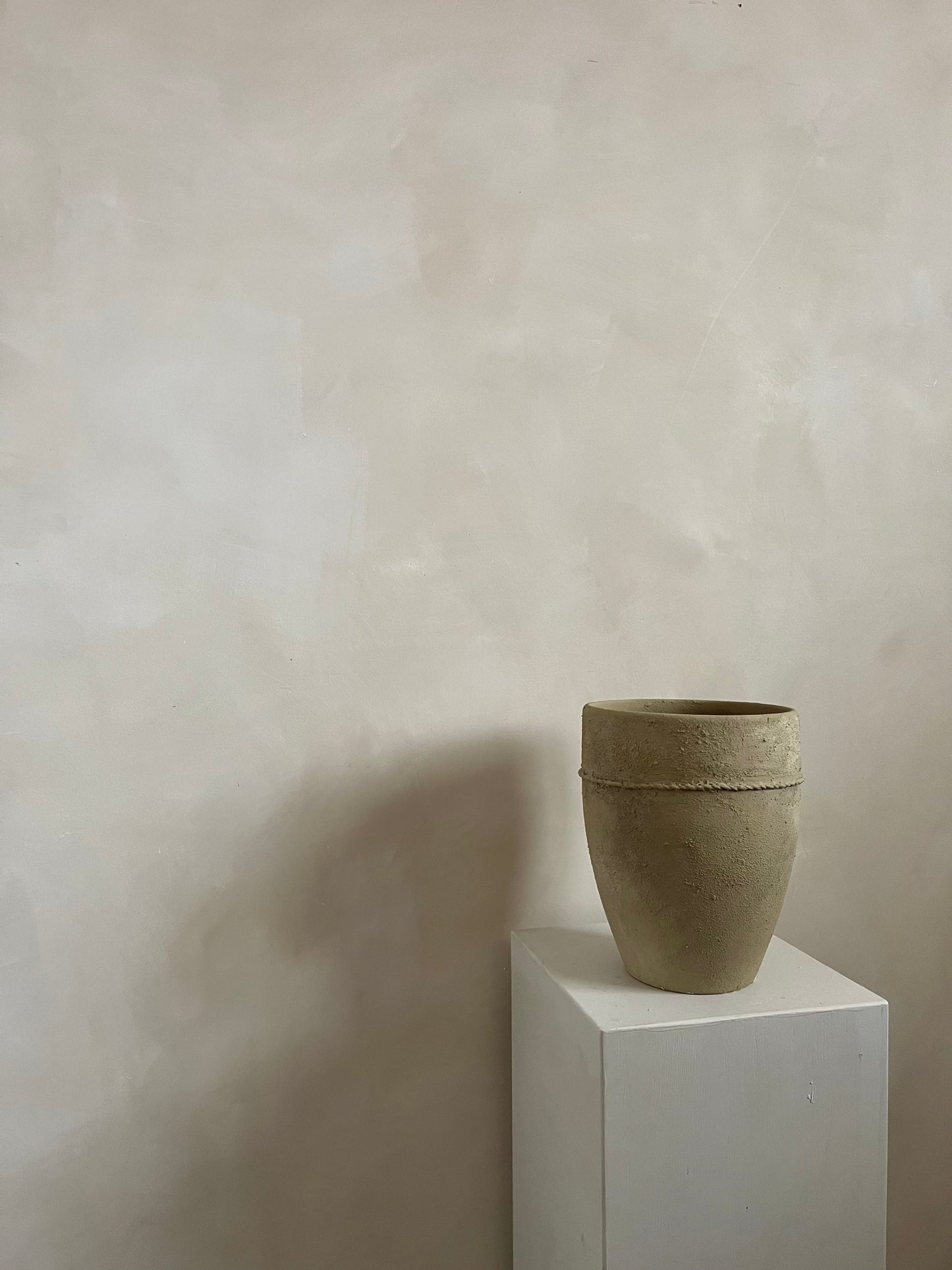 EARTH  | line detail brown-beige lightly textured pot