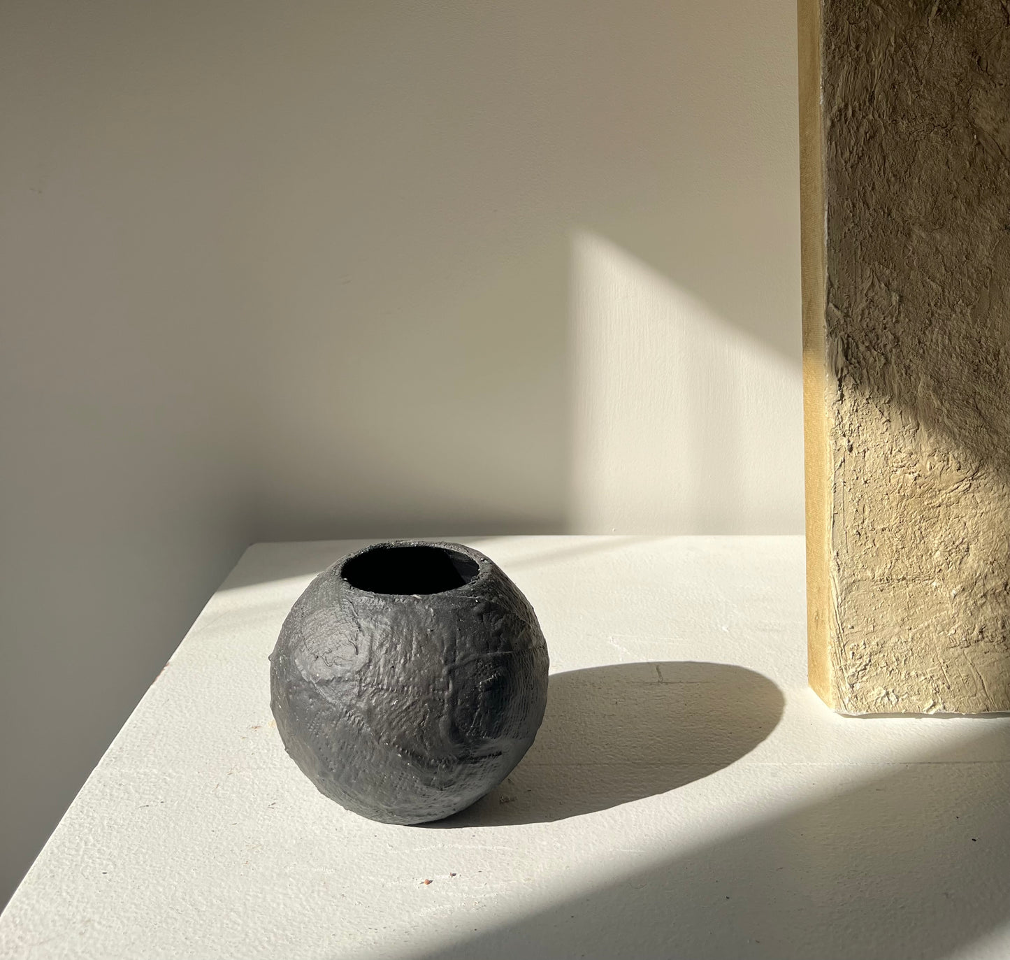 EARTH  |  brown/black textured round vase