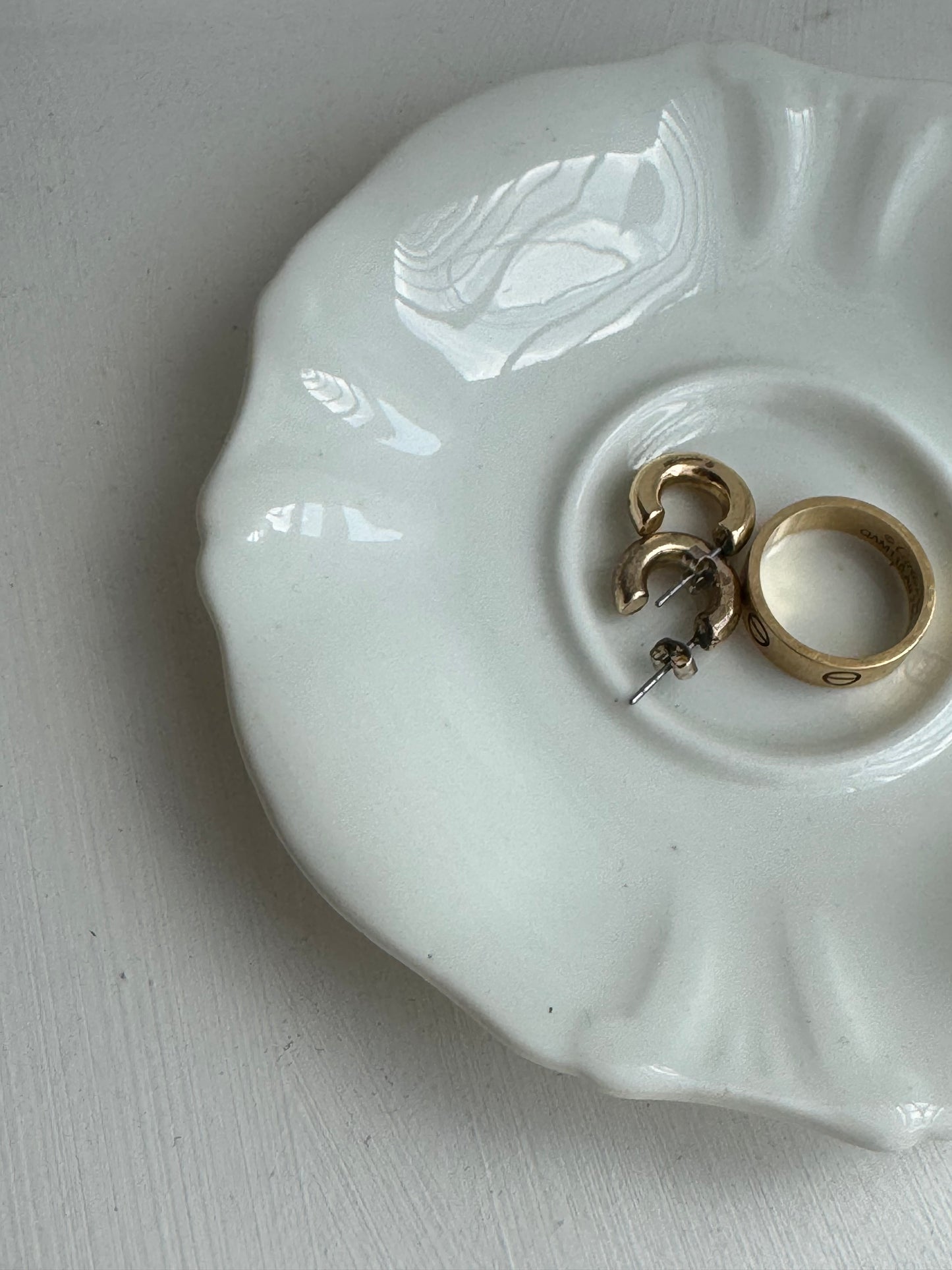 Victorian antique white glazed trinket dish