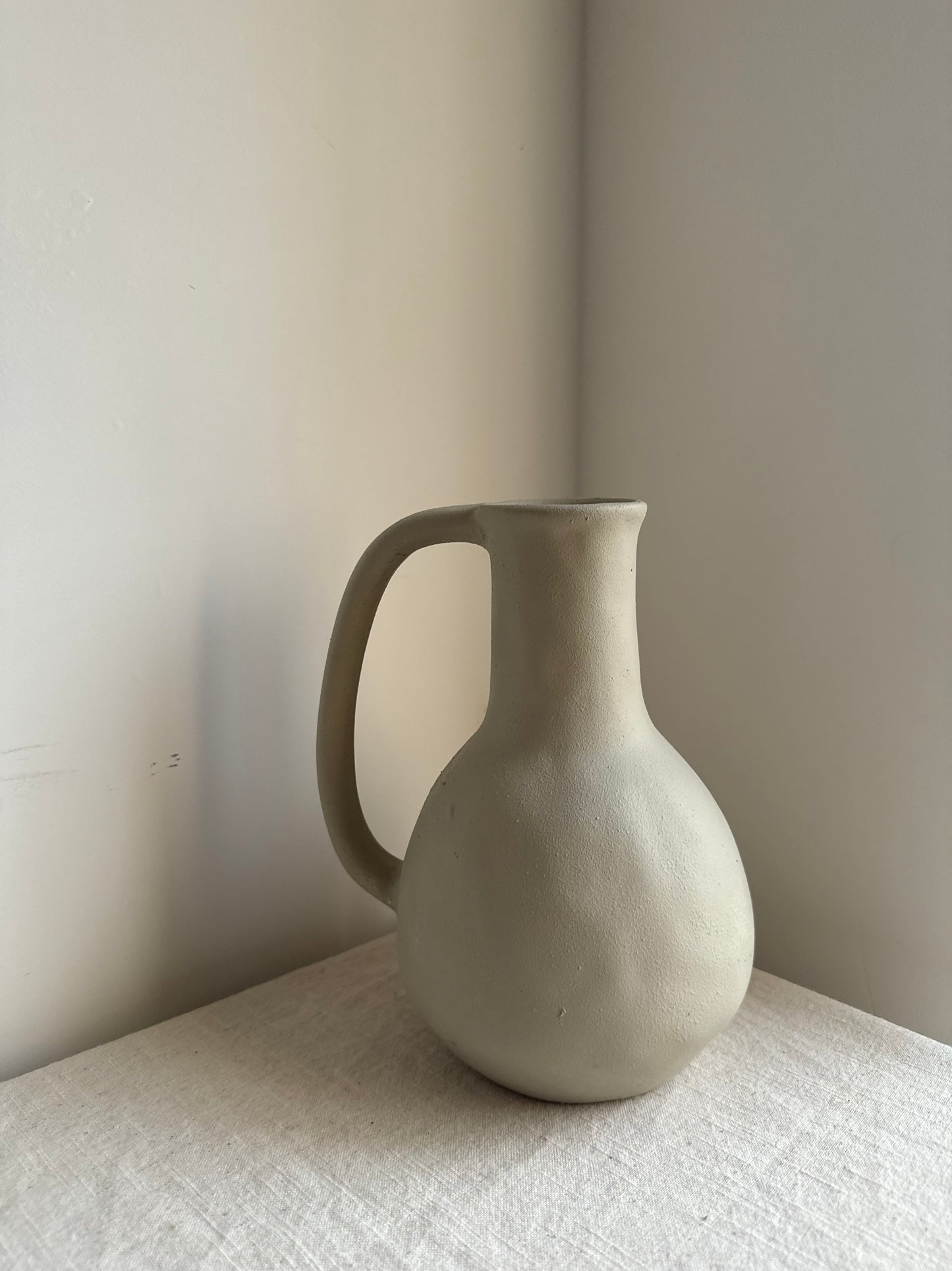 CLOUD  |  beige handle detail vase