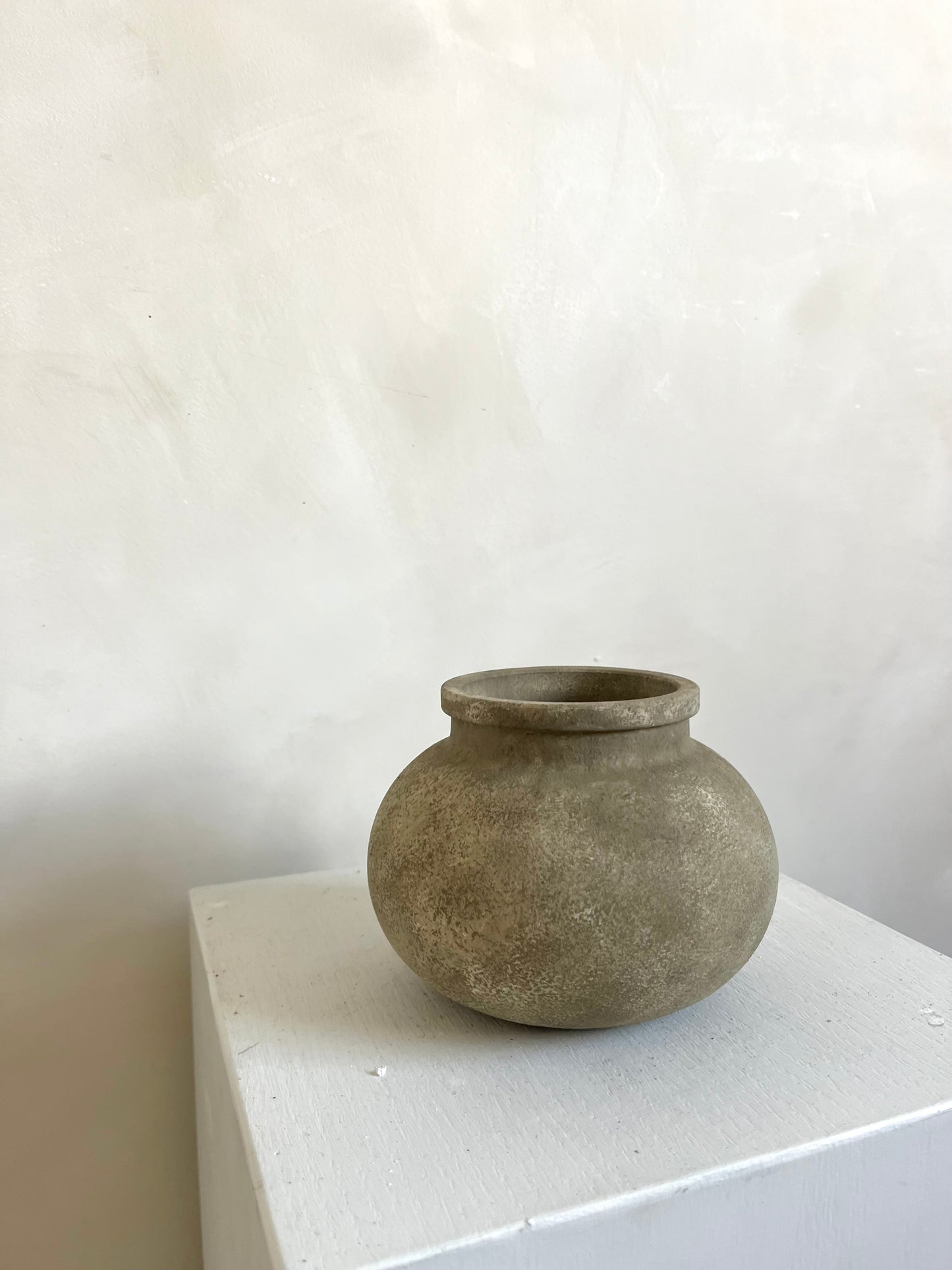 EARTH  | light beige earthy stone effect rounded pot