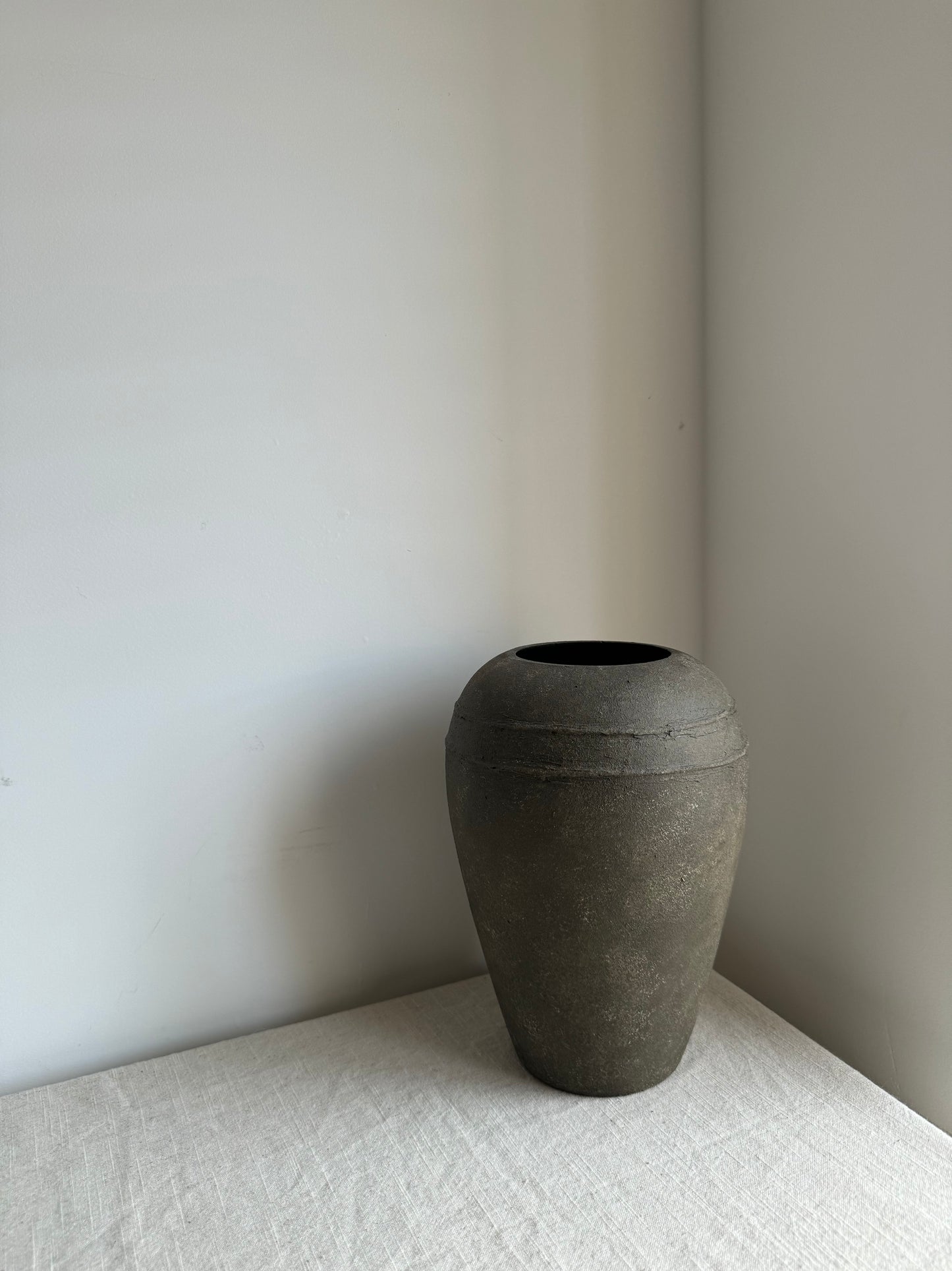 EARTH  |  dark earthy brown double line detail tapered urn