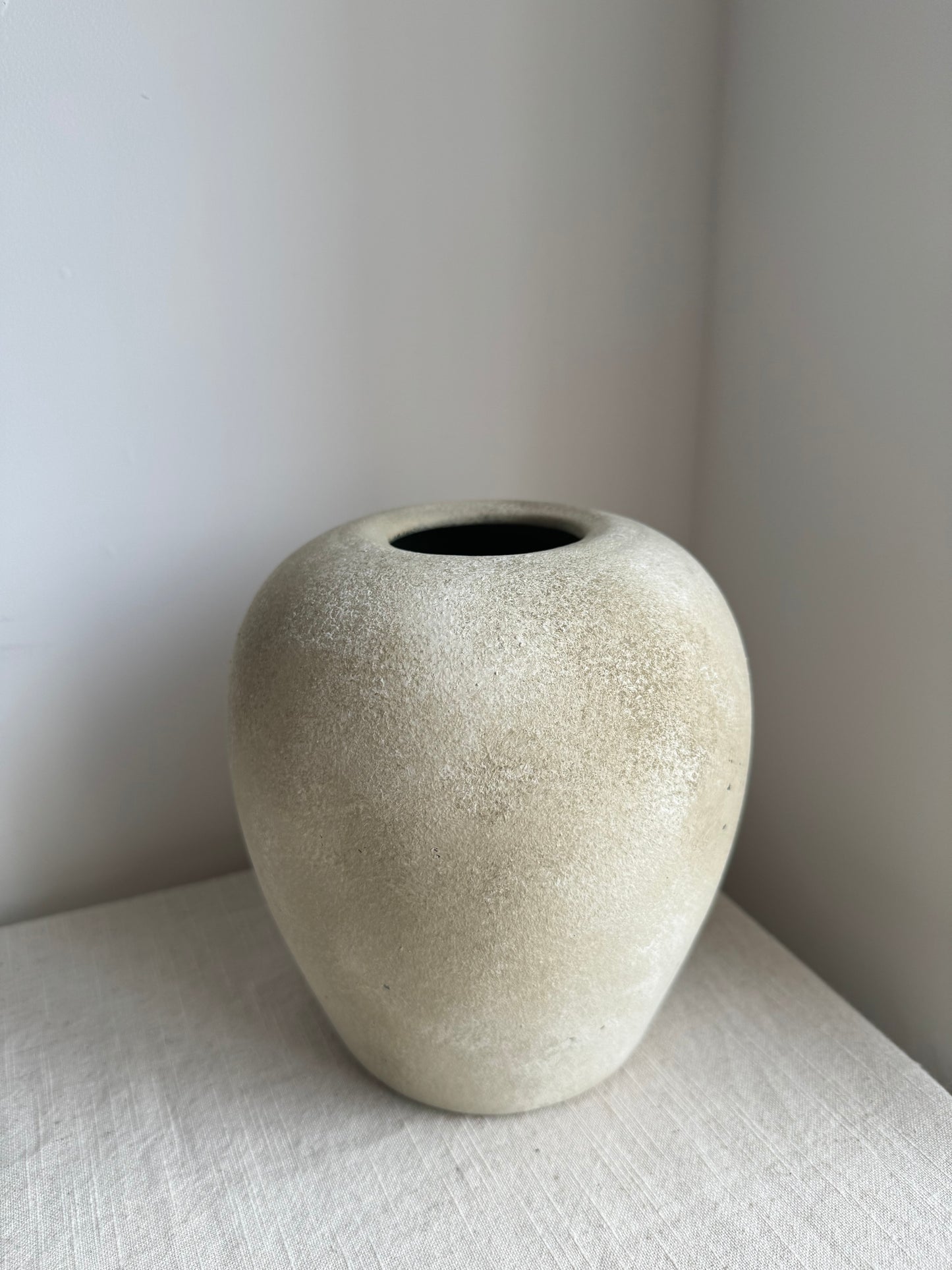 CLOUD  |  stone effect round textured pot