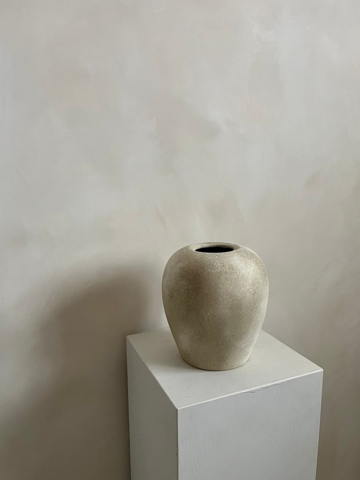 CLOUD  |  stone effect round textured pot