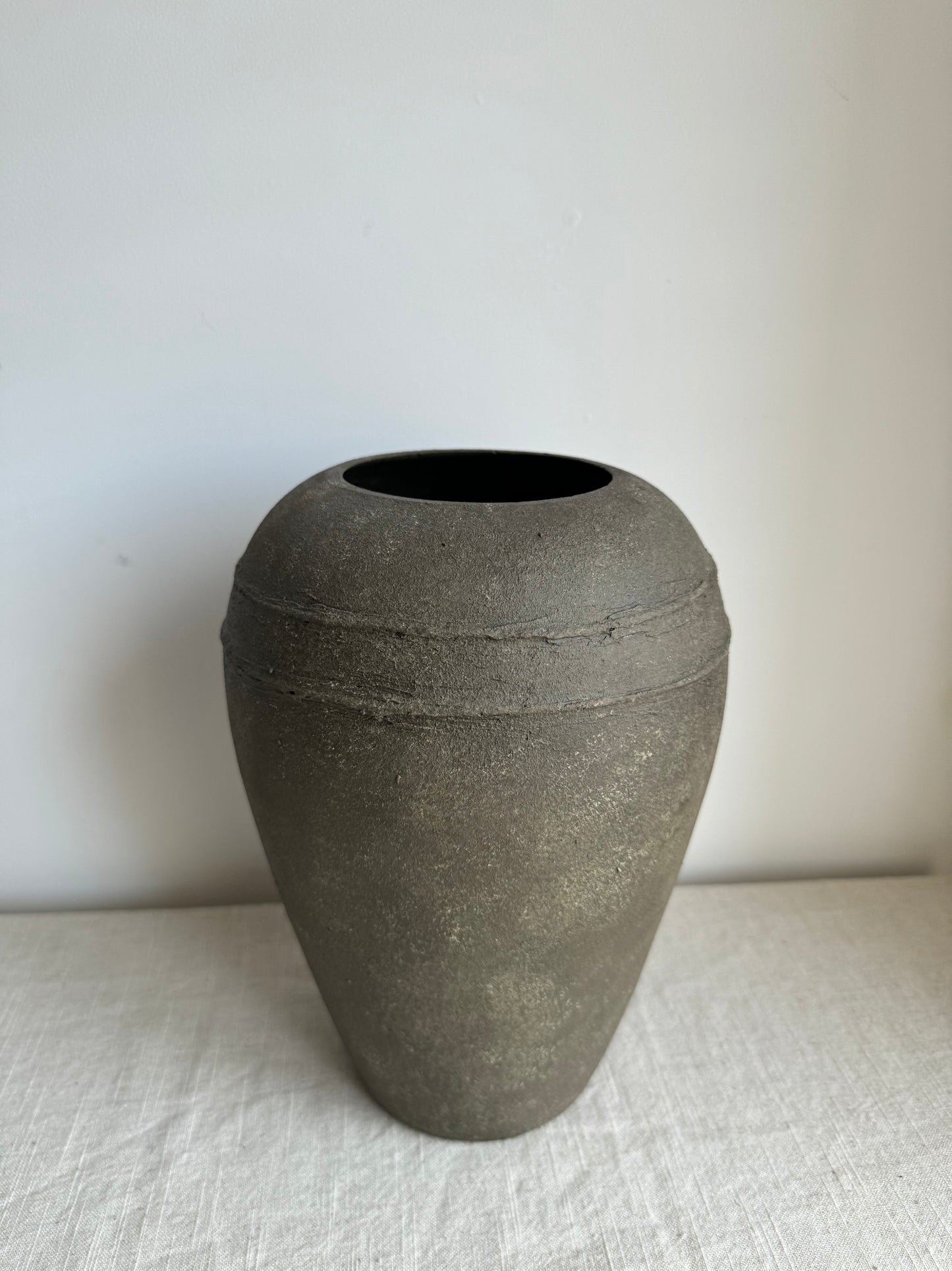 EARTH  |  dark earthy brown double line detail tapered urn