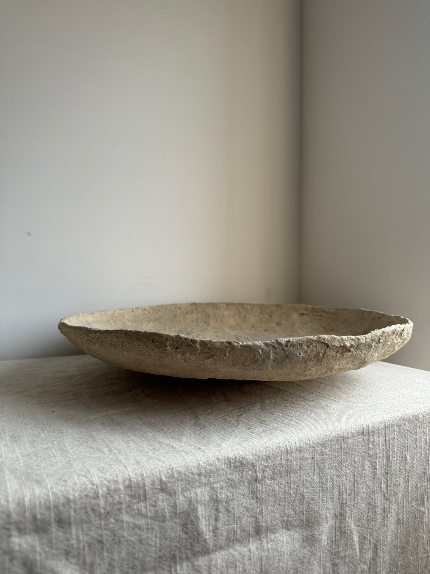 CLOUD  |   XL light beige textured round flat display bowl