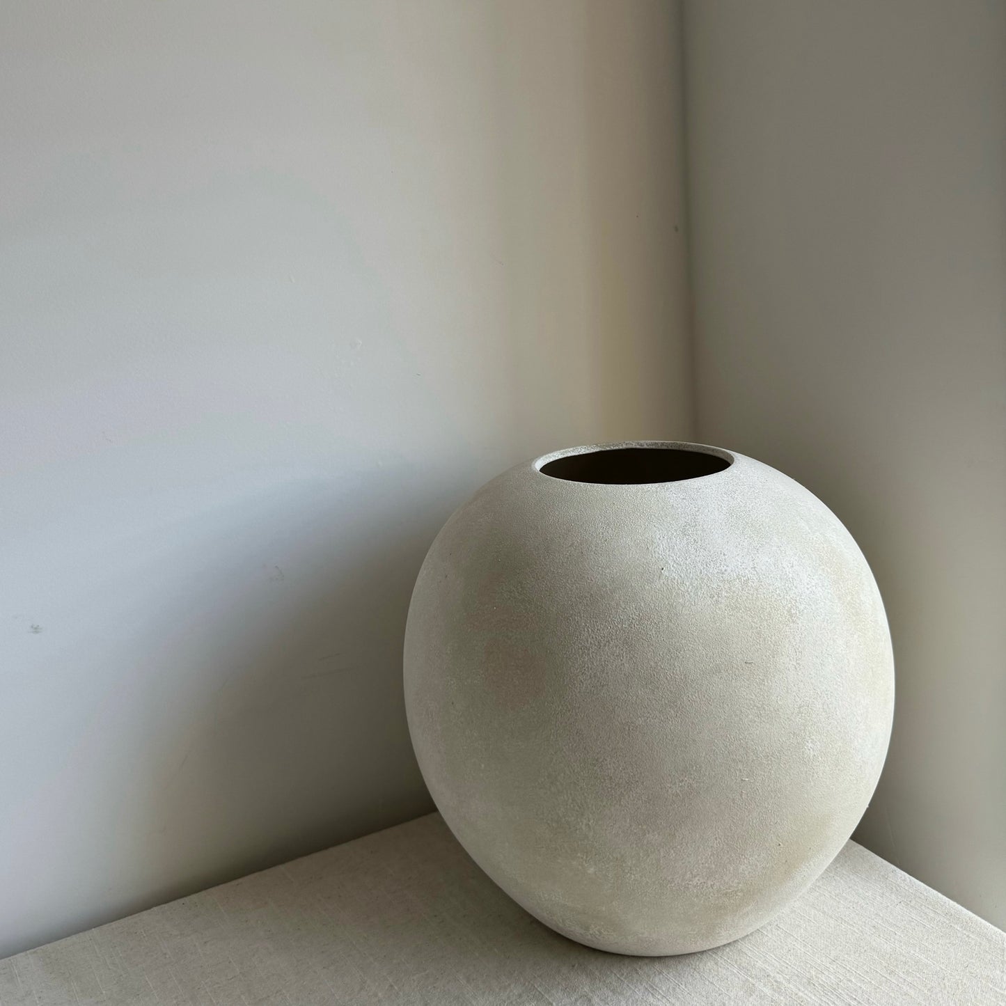 CLOUD  |  large rounded light beige stone effect vase