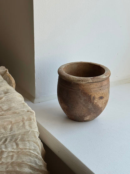 Small vintage pinch pot