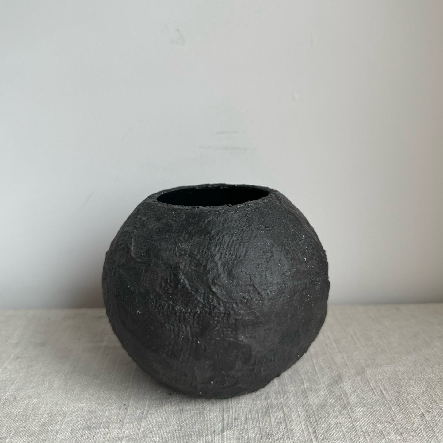 EARTH  |  brown/black textured round vase