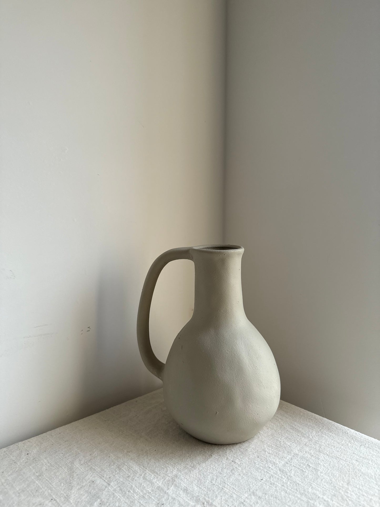 CLOUD  |  beige handle detail vase