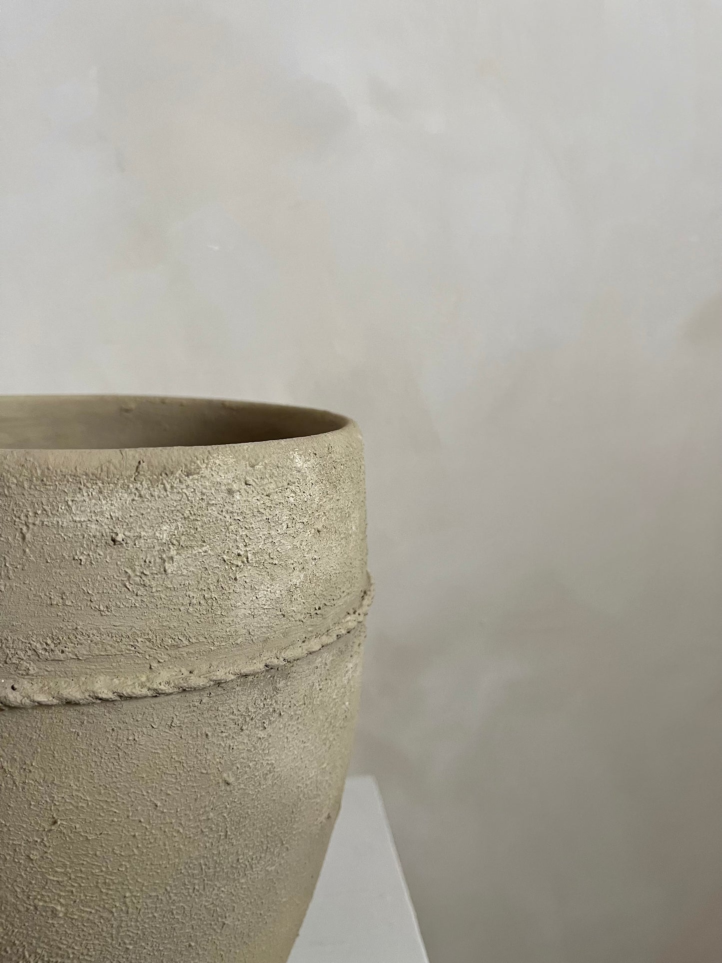 EARTH  | line detail brown-beige lightly textured pot