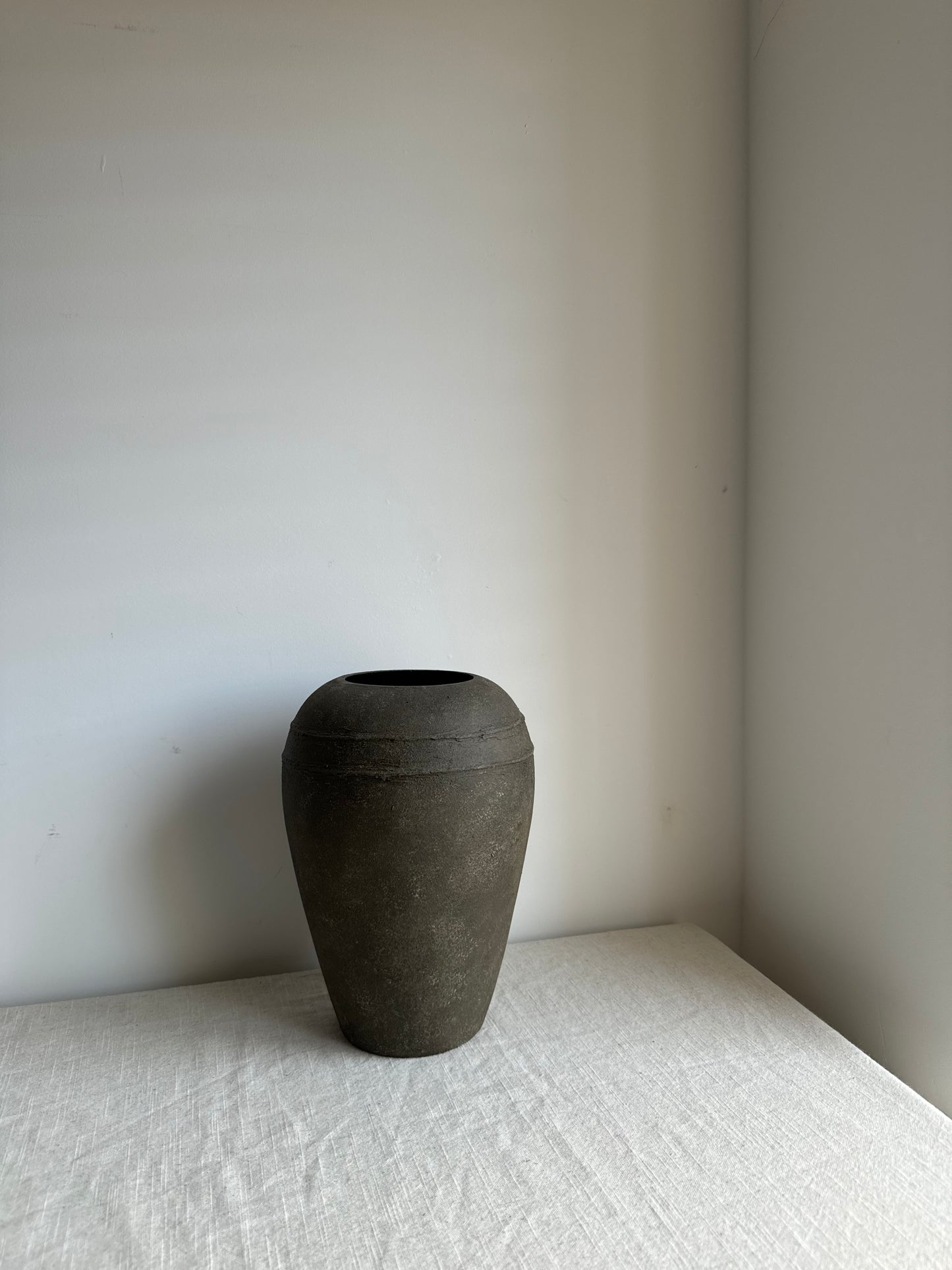 EARTH  |  dark earthy brown double line detail tapered urn