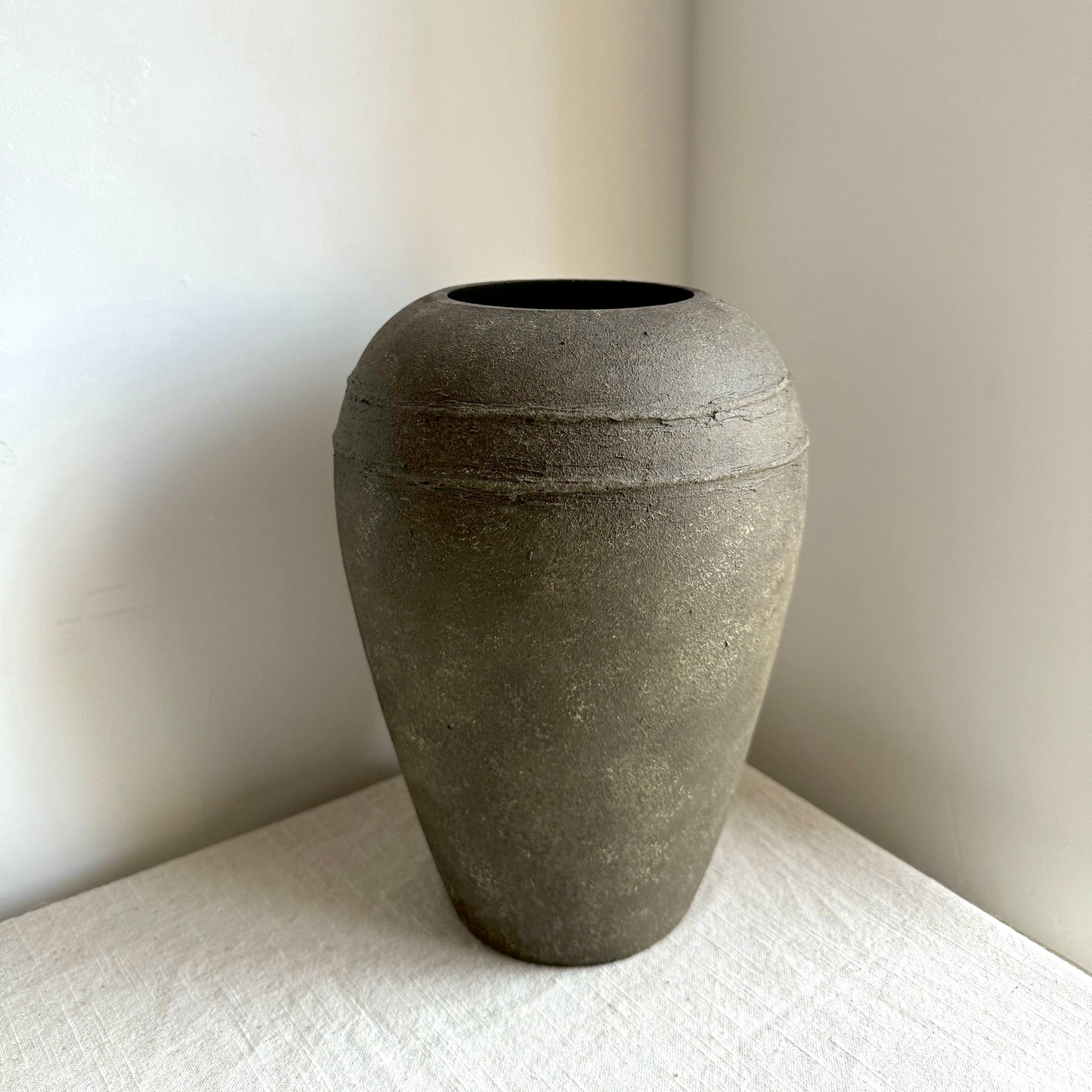 EARTH  |  dark earthy brown double line detail tapered urn