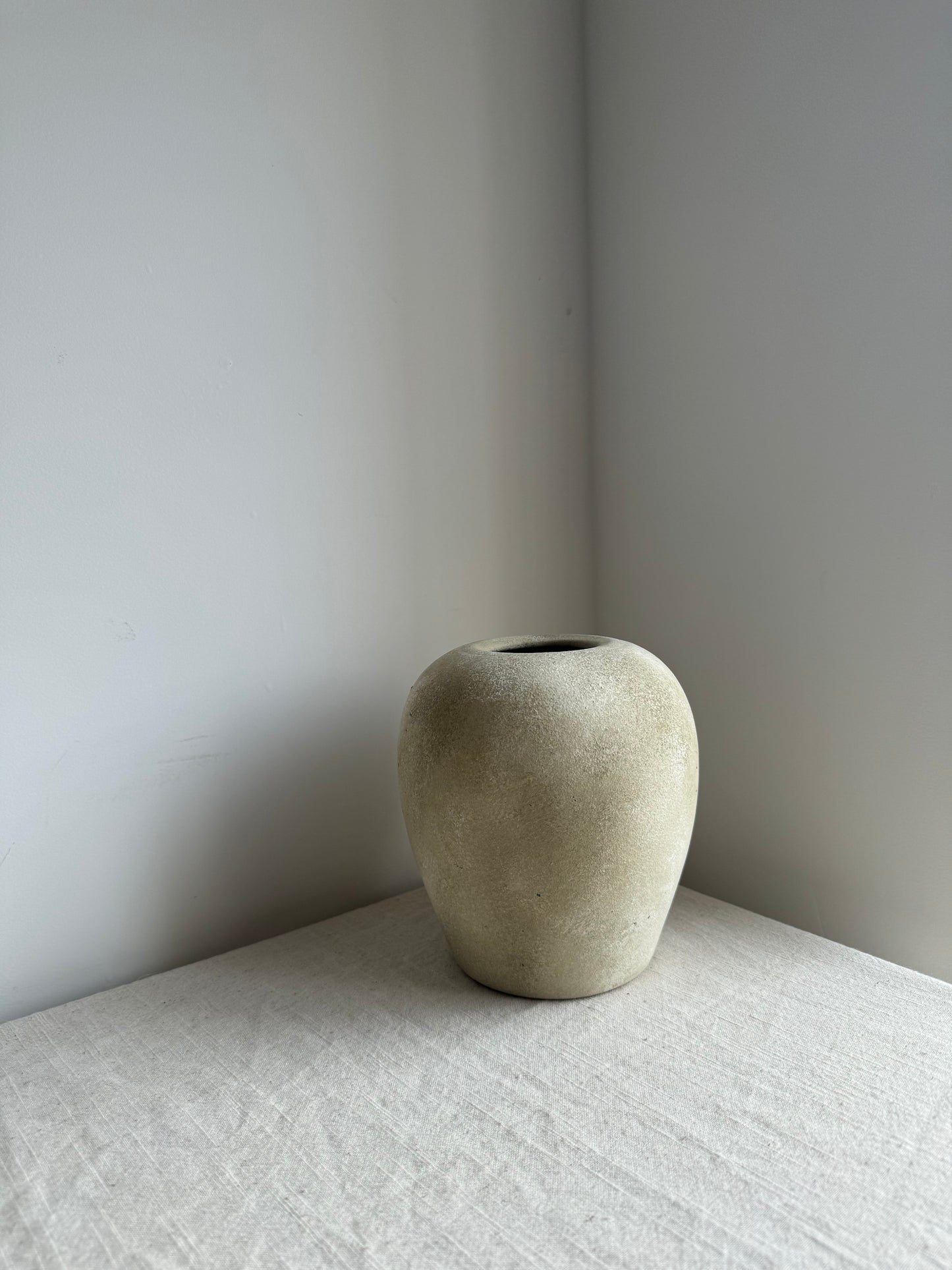 CLOUD  |  stone effect round textured pot