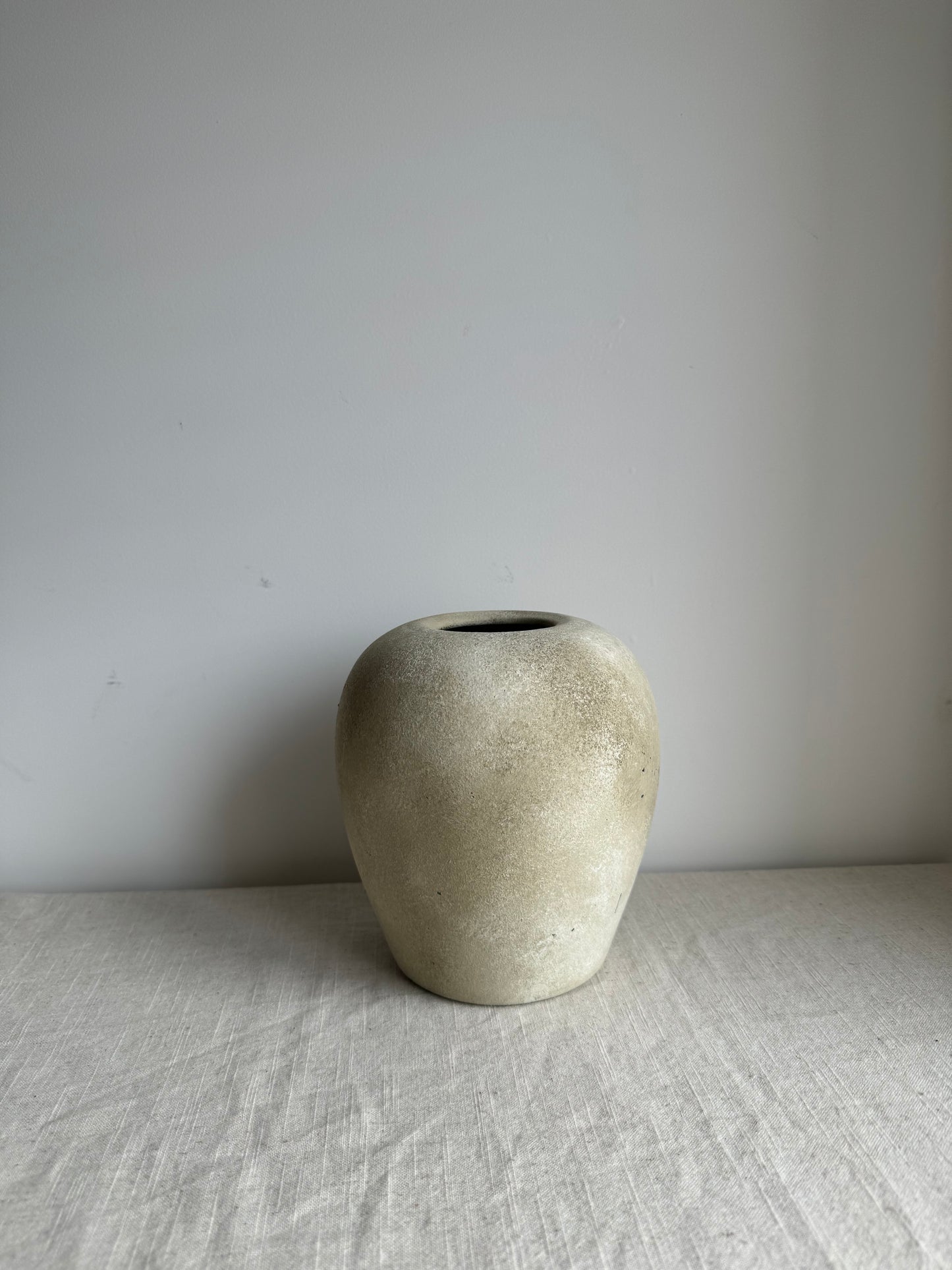 CLOUD  |  stone effect round textured pot