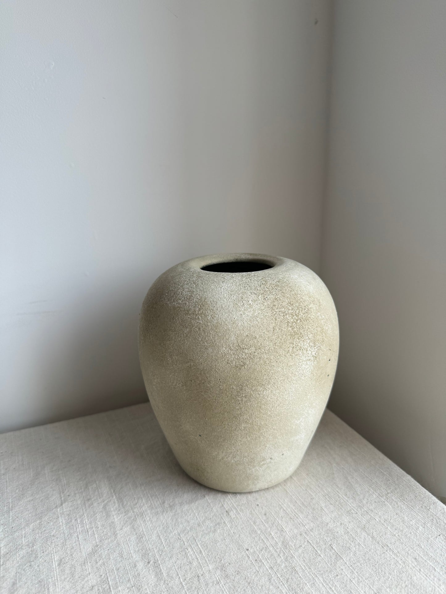 CLOUD  |  stone effect round textured pot