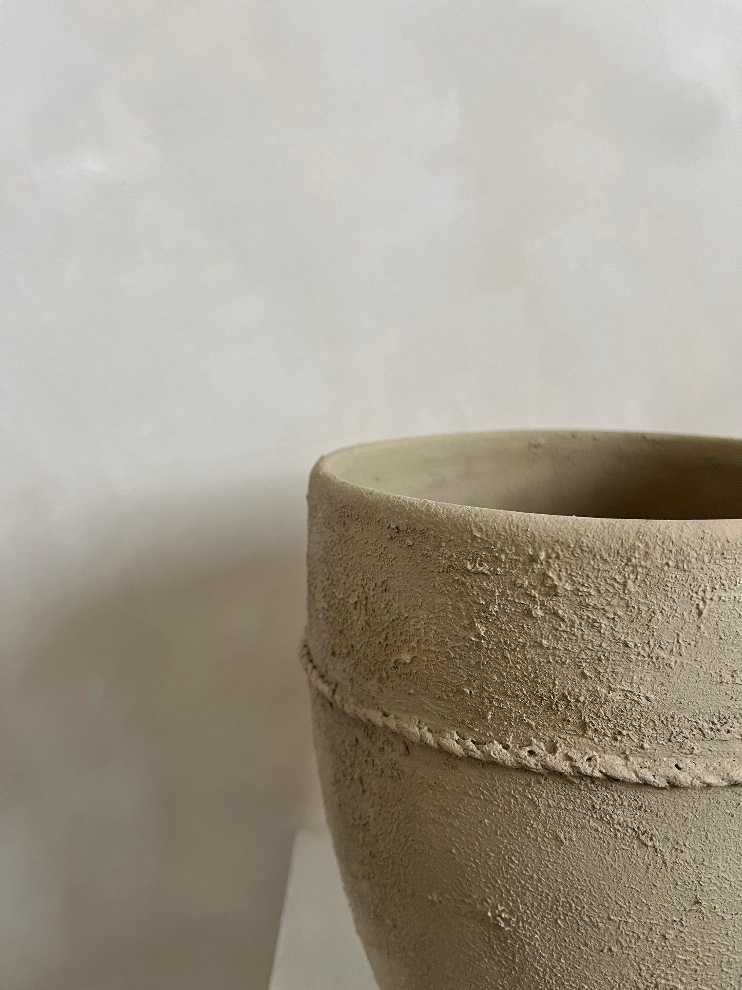 EARTH  | line detail brown-beige lightly textured pot