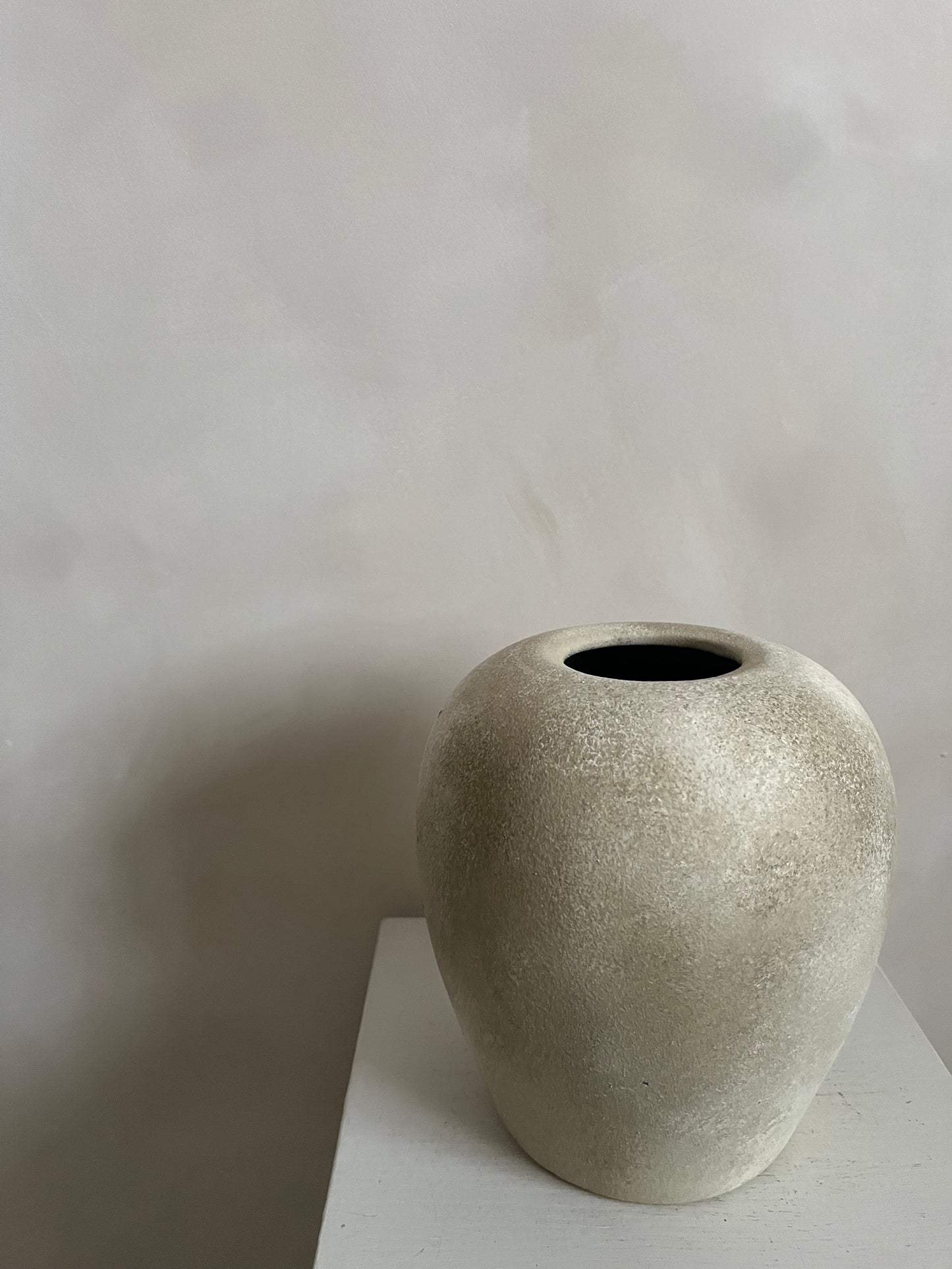 CLOUD  |  stone effect round textured pot