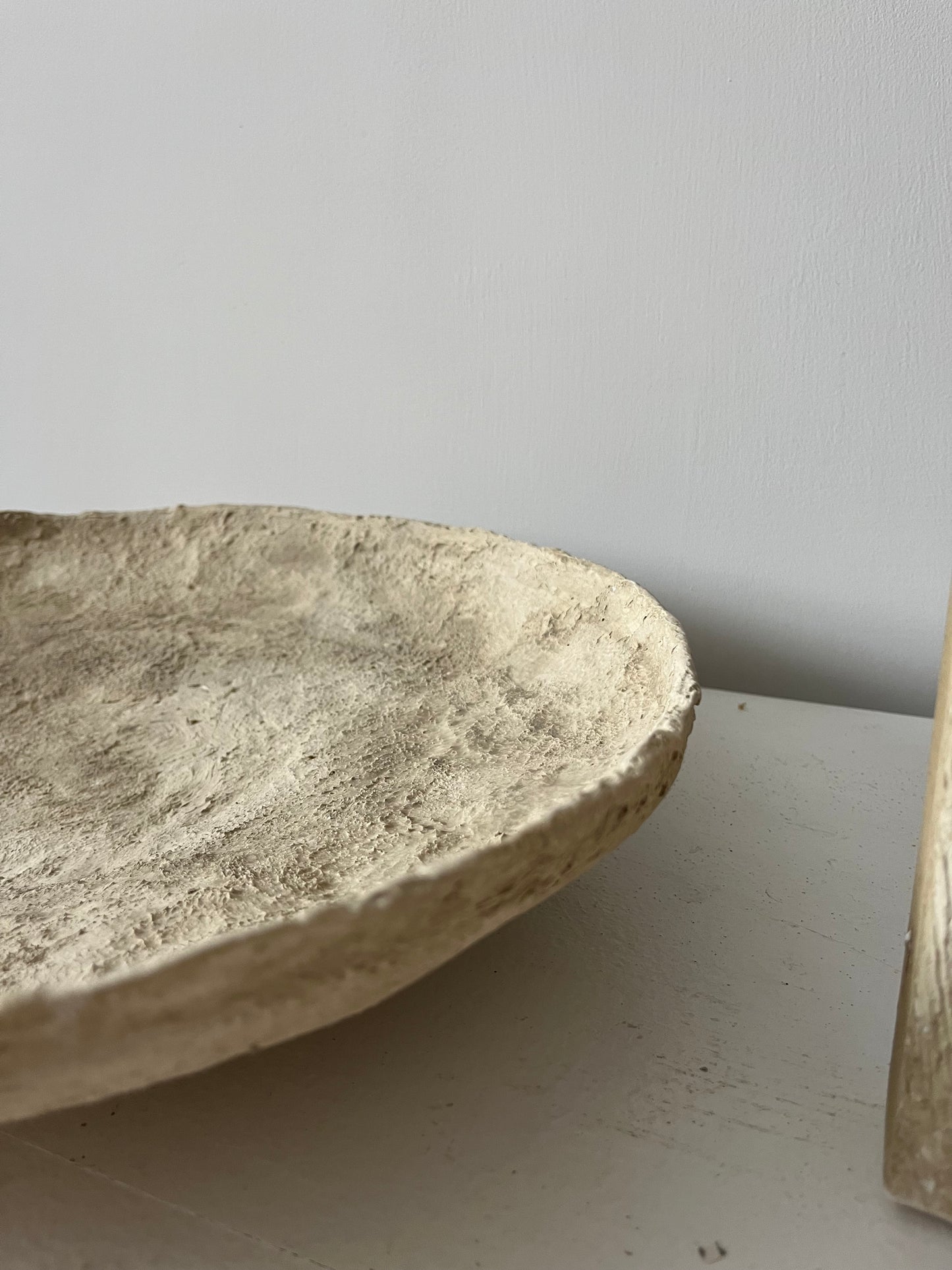 CLOUD  |   XL light beige textured round flat display bowl