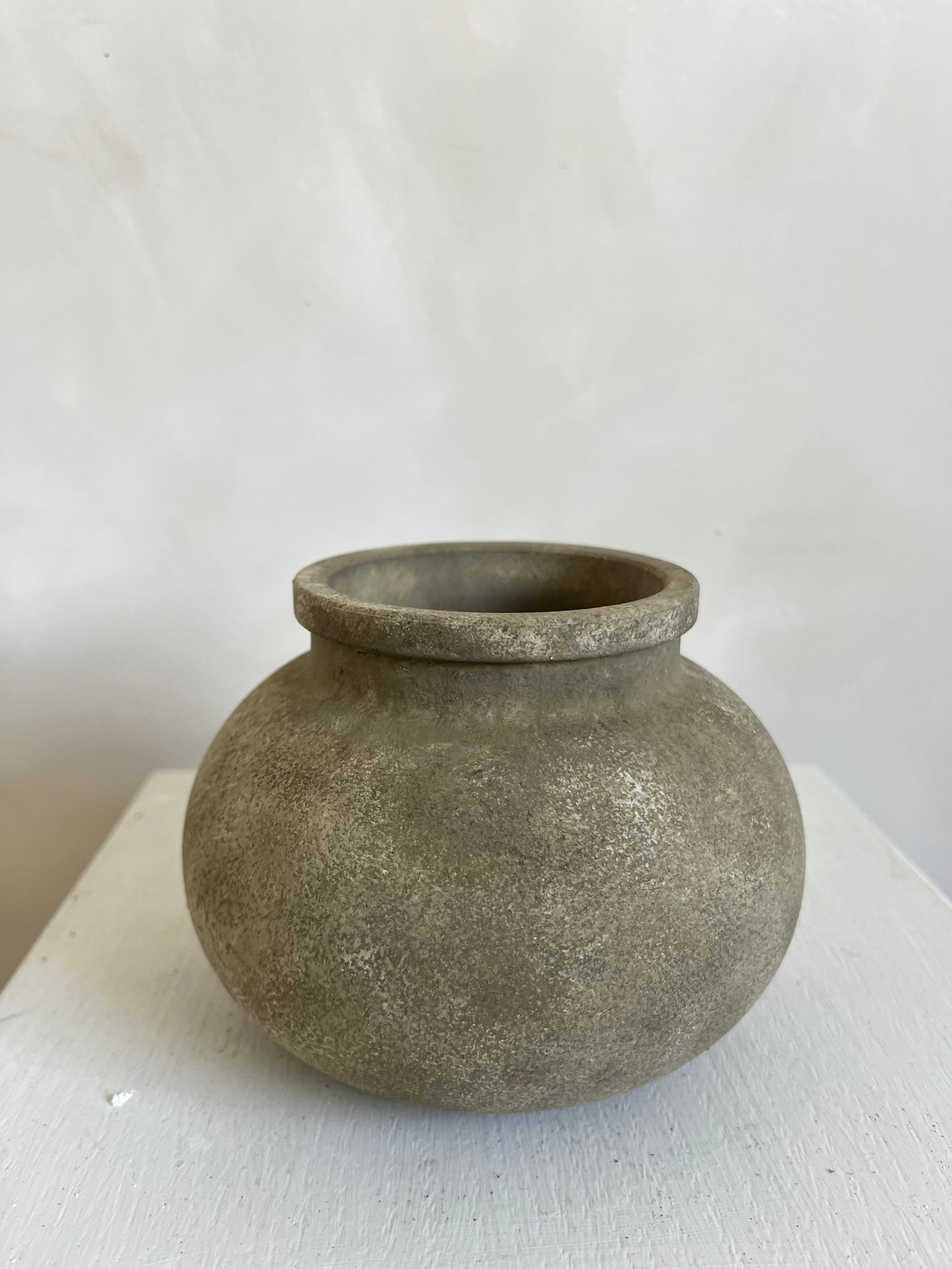 EARTH  | light beige earthy stone effect rounded pot