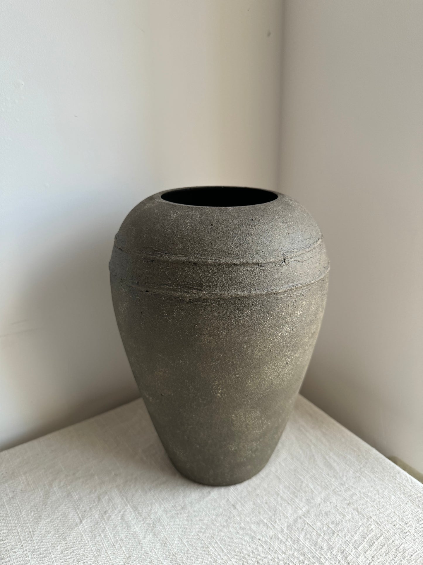 EARTH  |  dark earthy brown double line detail tapered urn