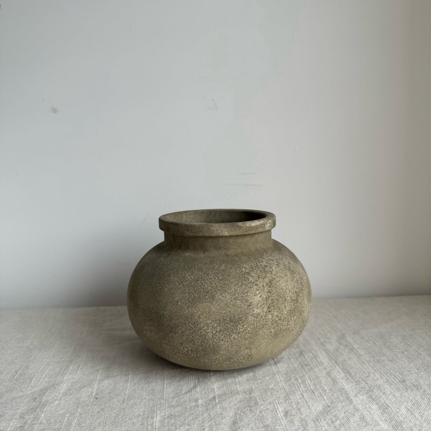 EARTH  | light beige earthy stone effect rounded pot