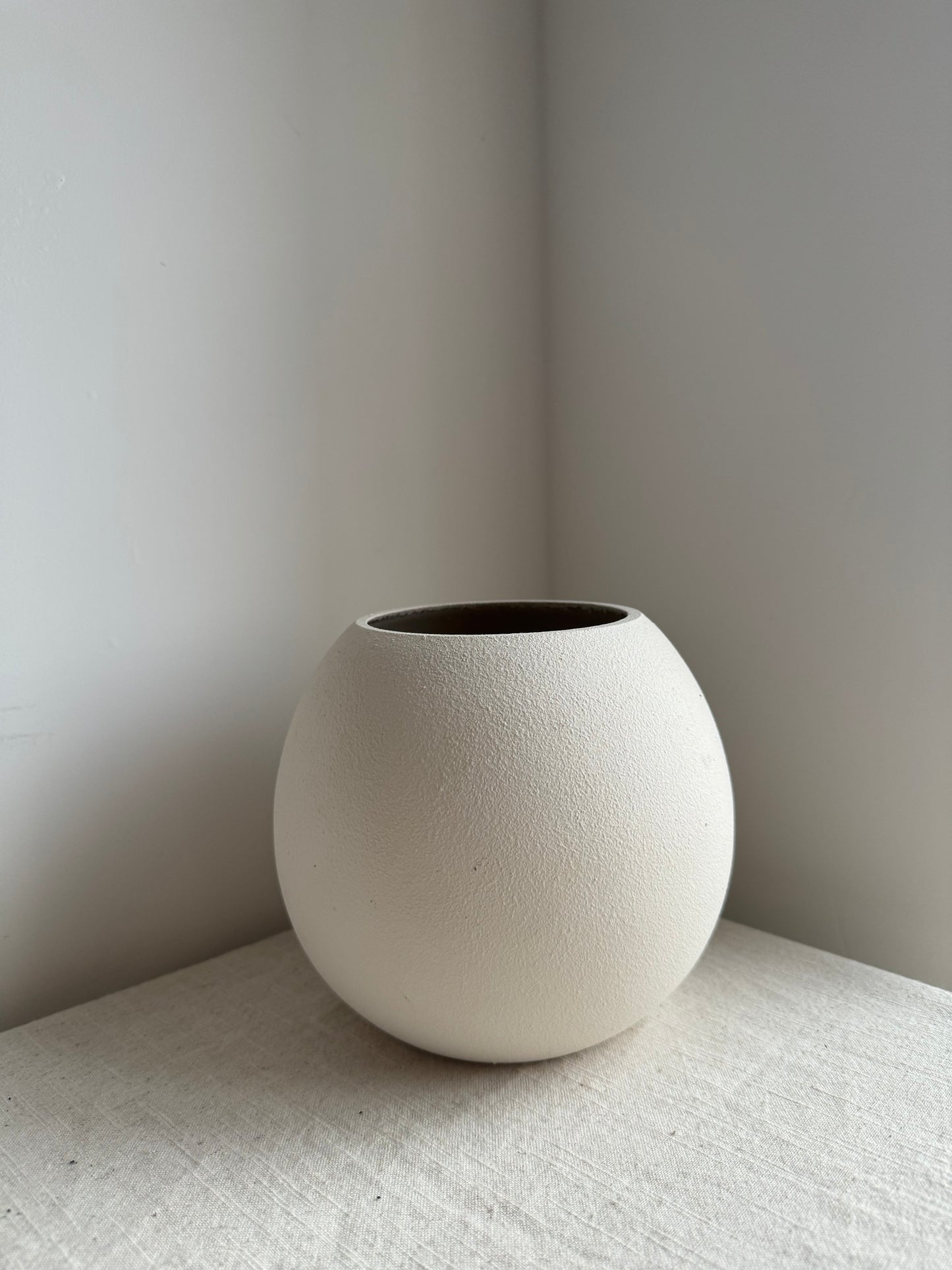 CLOUD  |   off-white smooth rounded vase