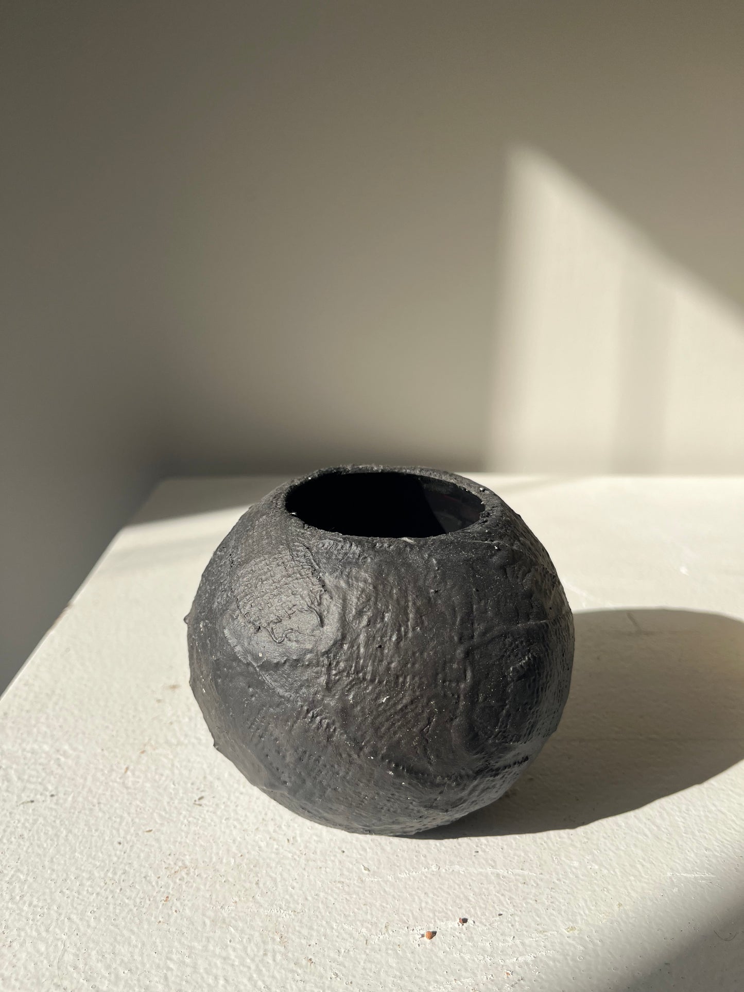 EARTH  |  brown/black textured round vase