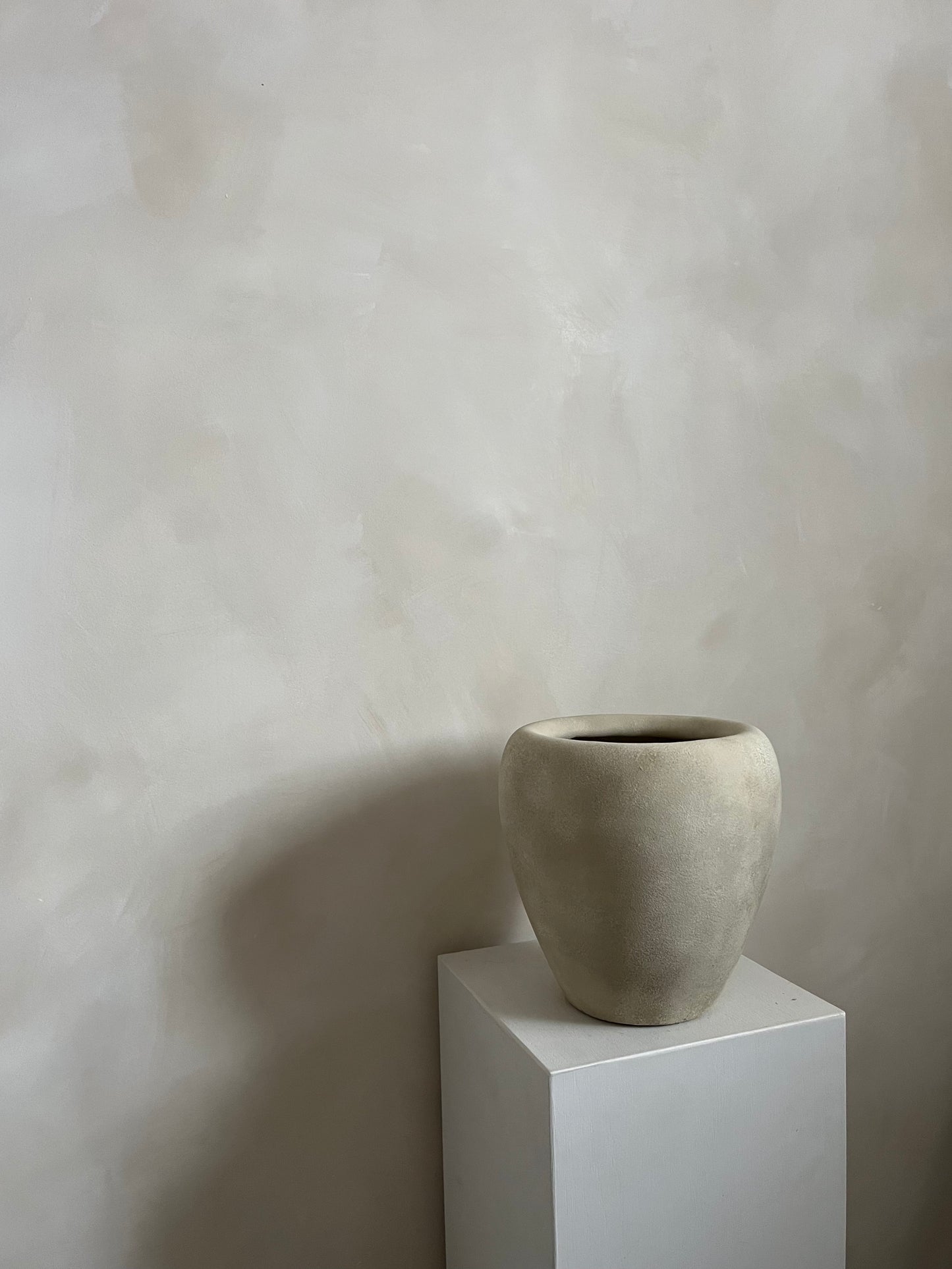 CLOUD  |  light beige stone-effect pot