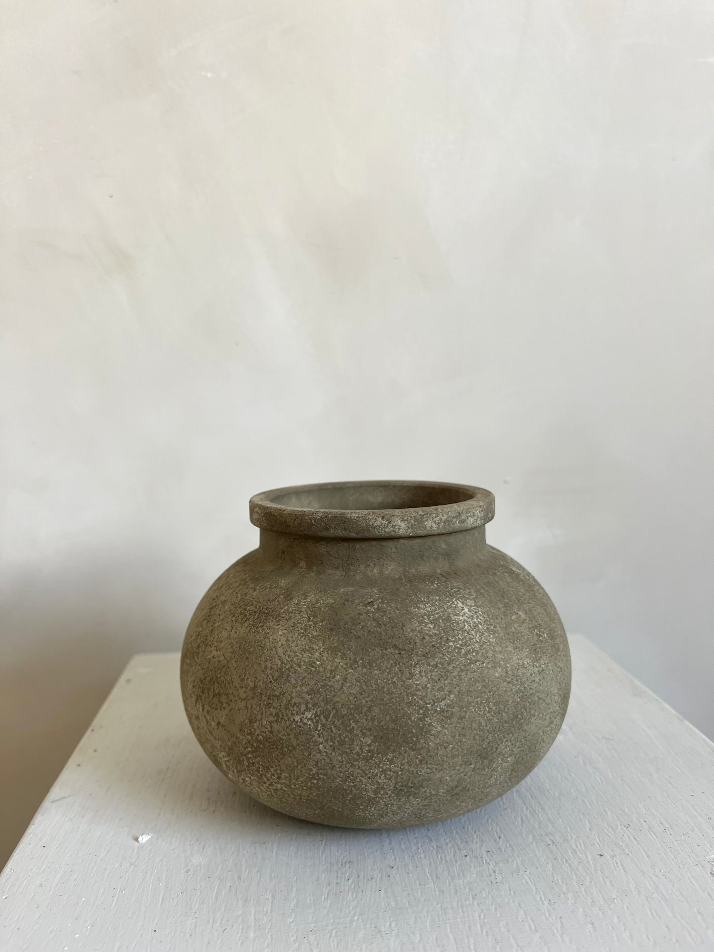 EARTH  | light beige earthy stone effect rounded pot