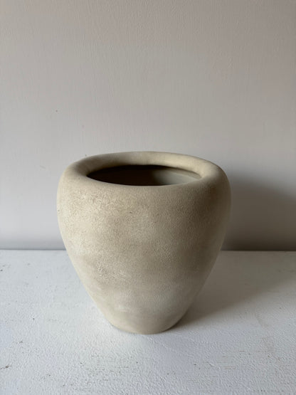 Up-cycled  |  light beige stone-effect pot
