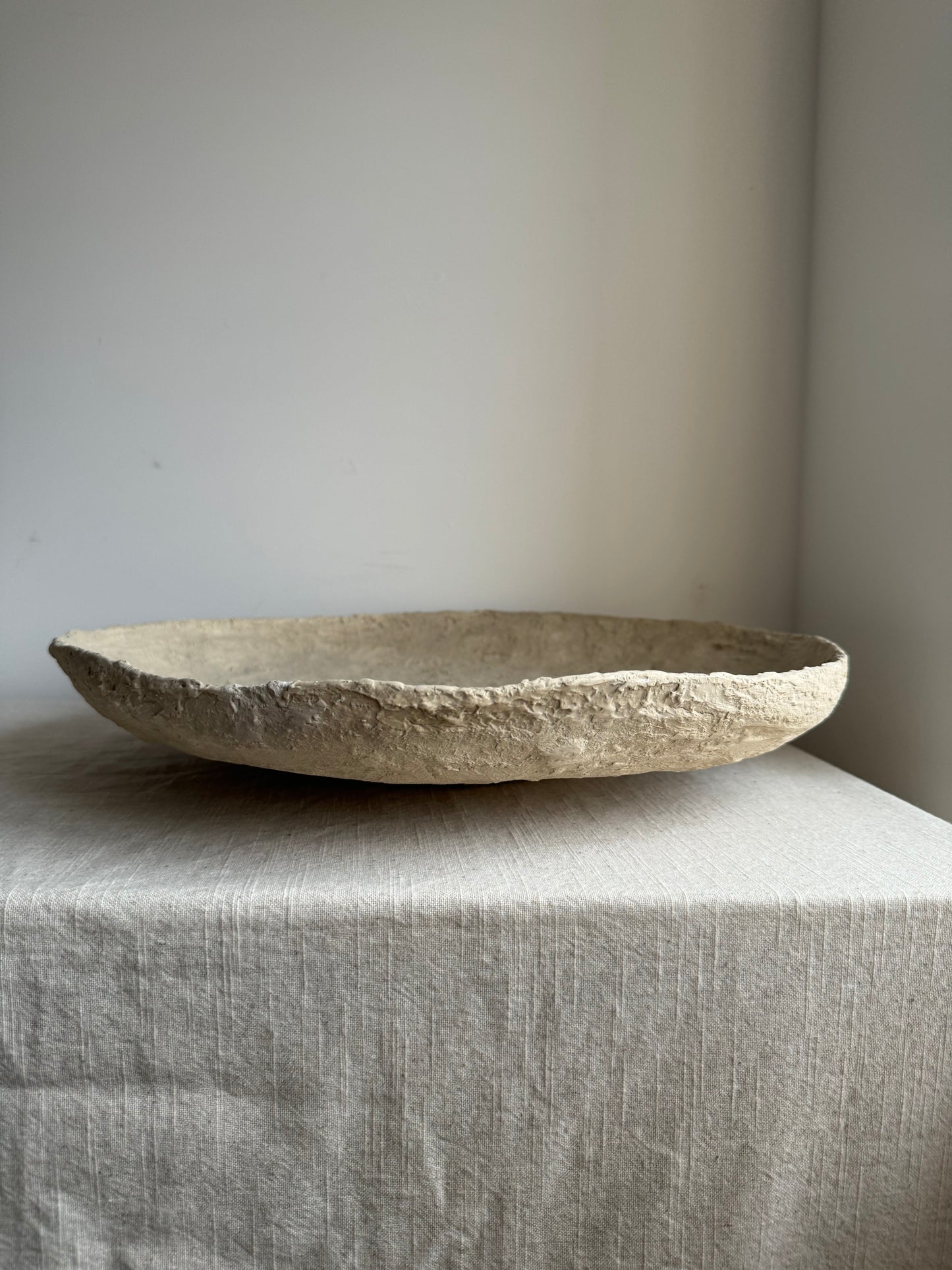 CLOUD  |   XL light beige textured round flat display bowl