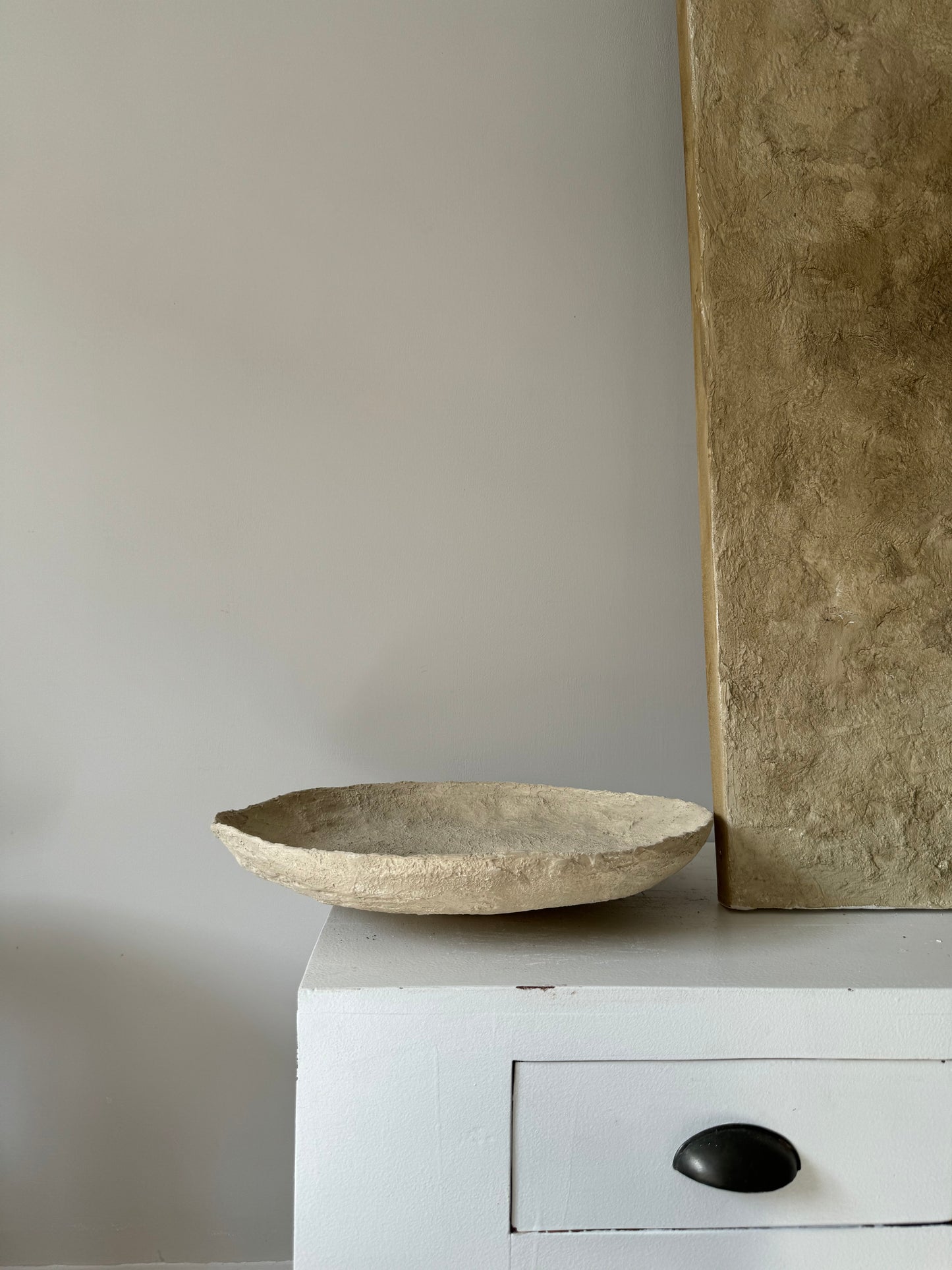 CLOUD  |   XL light beige textured round flat display bowl