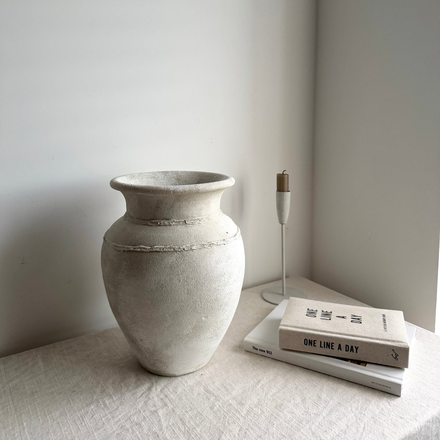 CLOUD  |  off-white/beige stone effect line detail urn