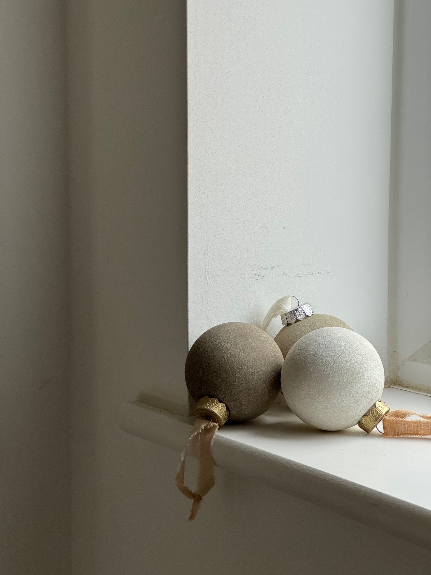 Neutral up-cycled bauble SET OF 3
